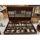 A LARGE ONE HUNDRED AND THIRTY PIECE TWELVE PLACE SETTING SILVER PLATED CANTEEN OF CUTLERY WITH