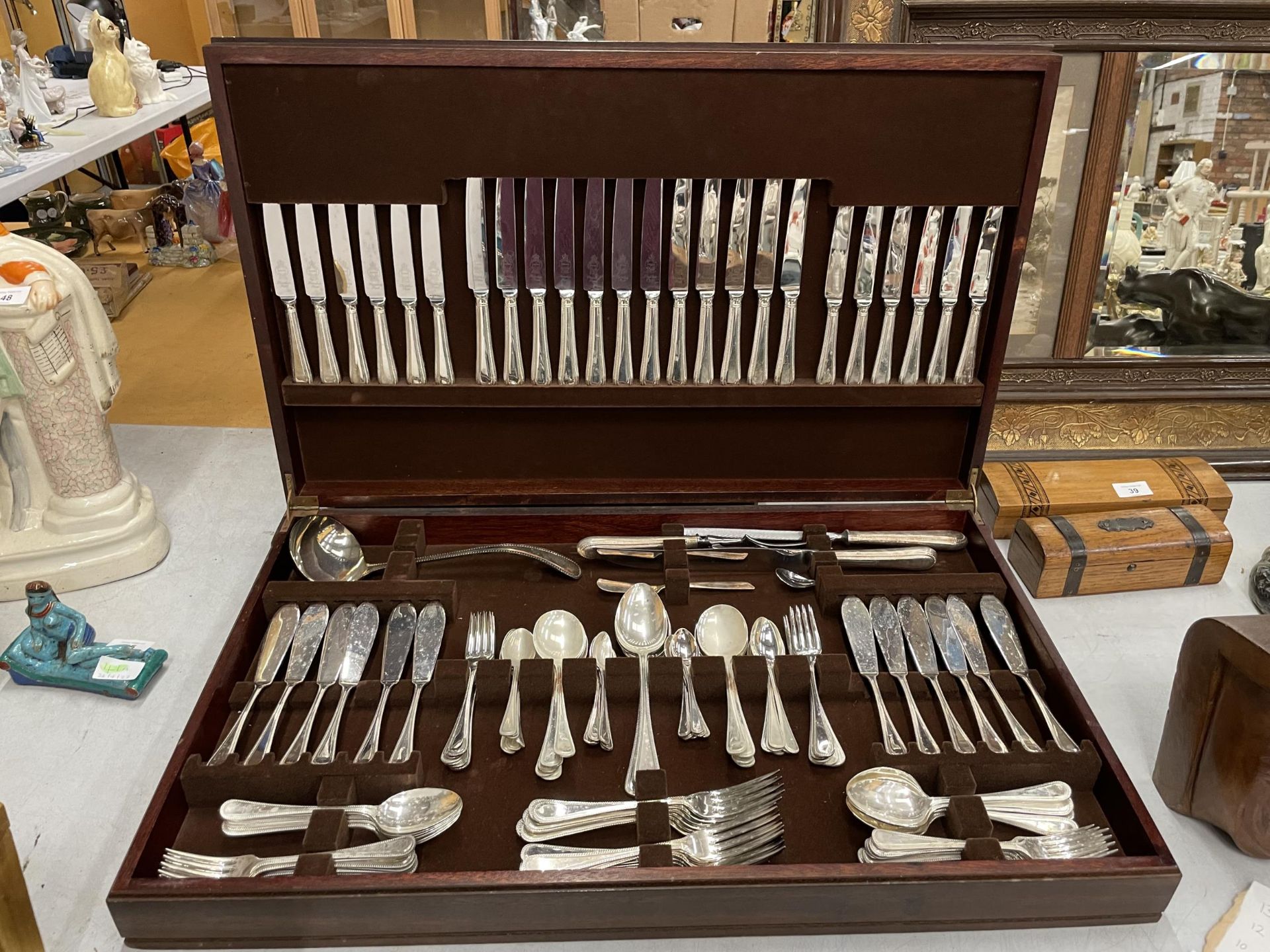 A LARGE ONE HUNDRED AND THIRTY PIECE TWELVE PLACE SETTING SILVER PLATED CANTEEN OF CUTLERY WITH