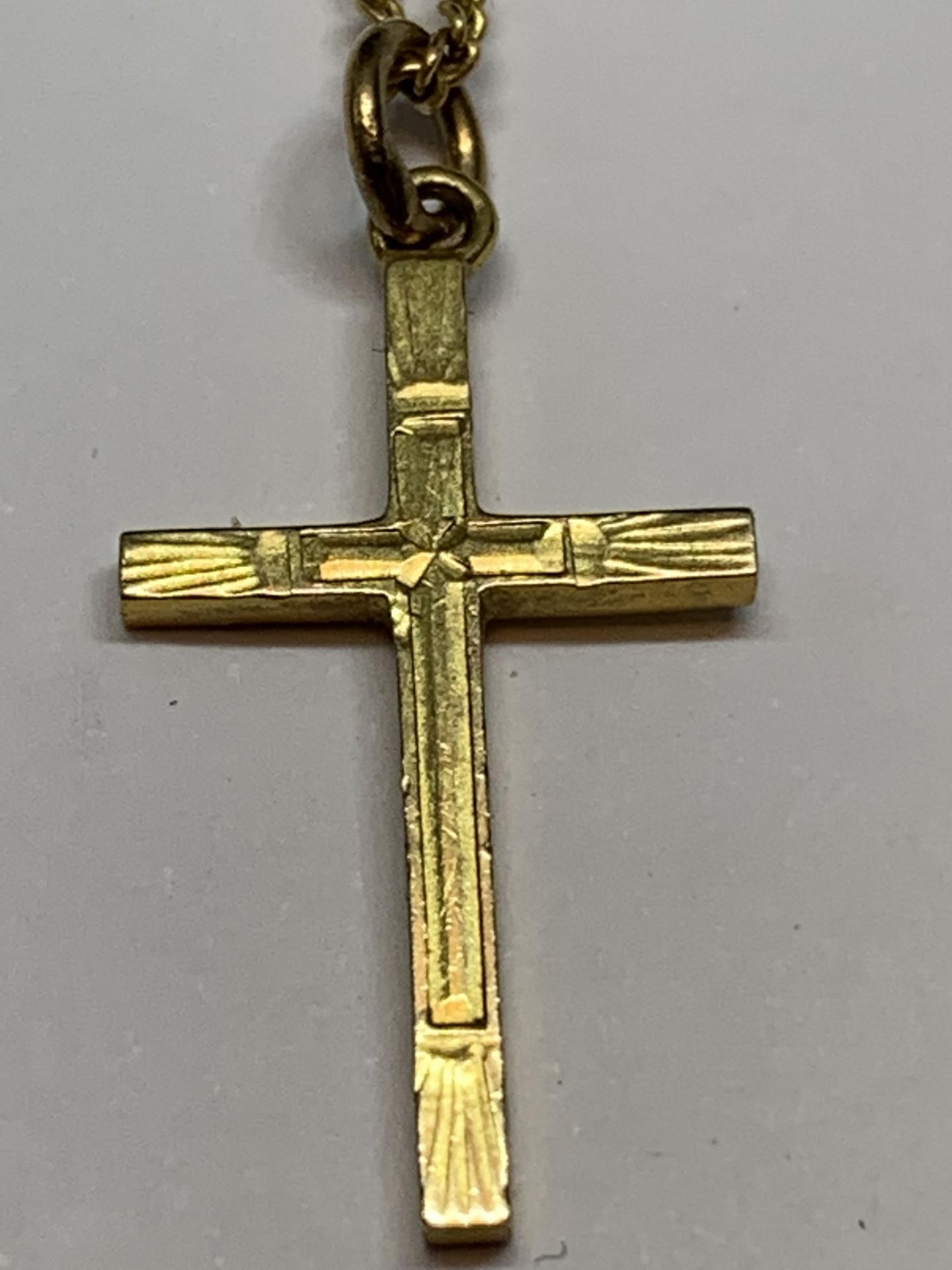 A 9 CARAT GOLD NECKLACE WITH CROSS PENDANT GROSS WEIGHT 2.46 GRAMS - Image 2 of 4