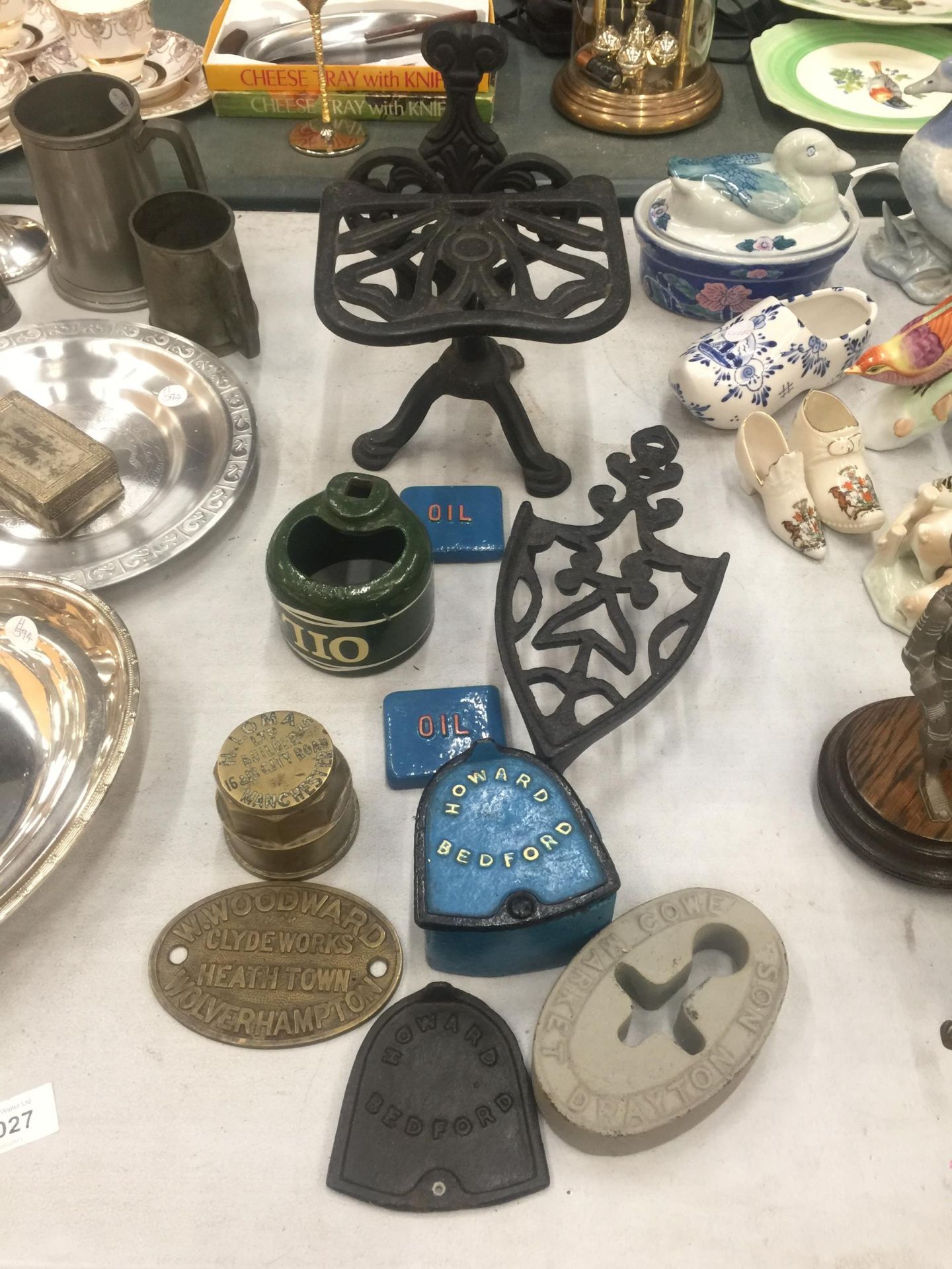 A QUANTITY OF CAST ITEMS TO INCLUDE TRIVETS, OIL LIDS, A HOWARD BEDFORD BOX, BRASS W. WOODWARD CLYDE