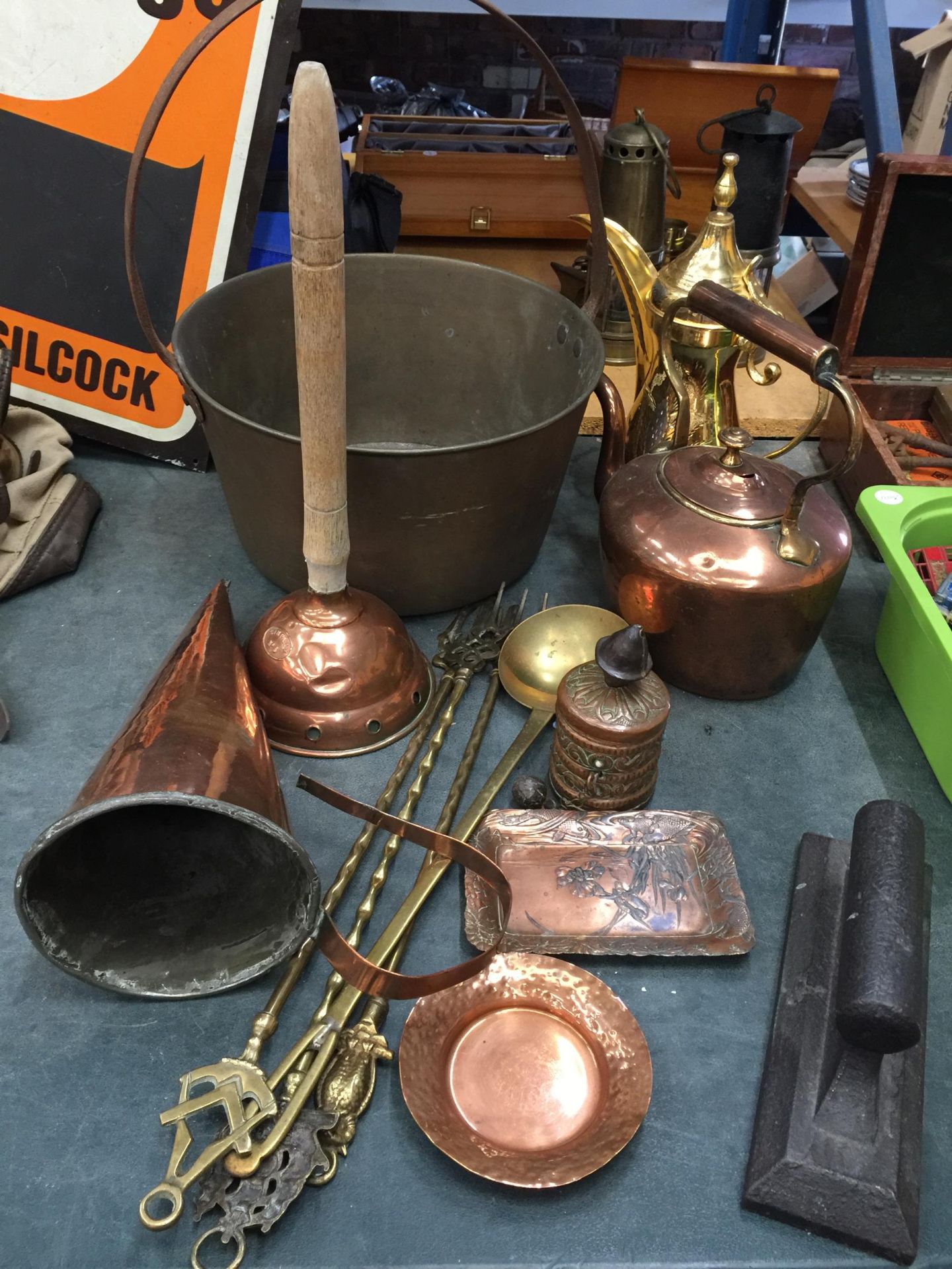 A MIXED LOT OF VINTAGE ITEMS, COPPER KETTLE, BRASS JAM PAN, ETC