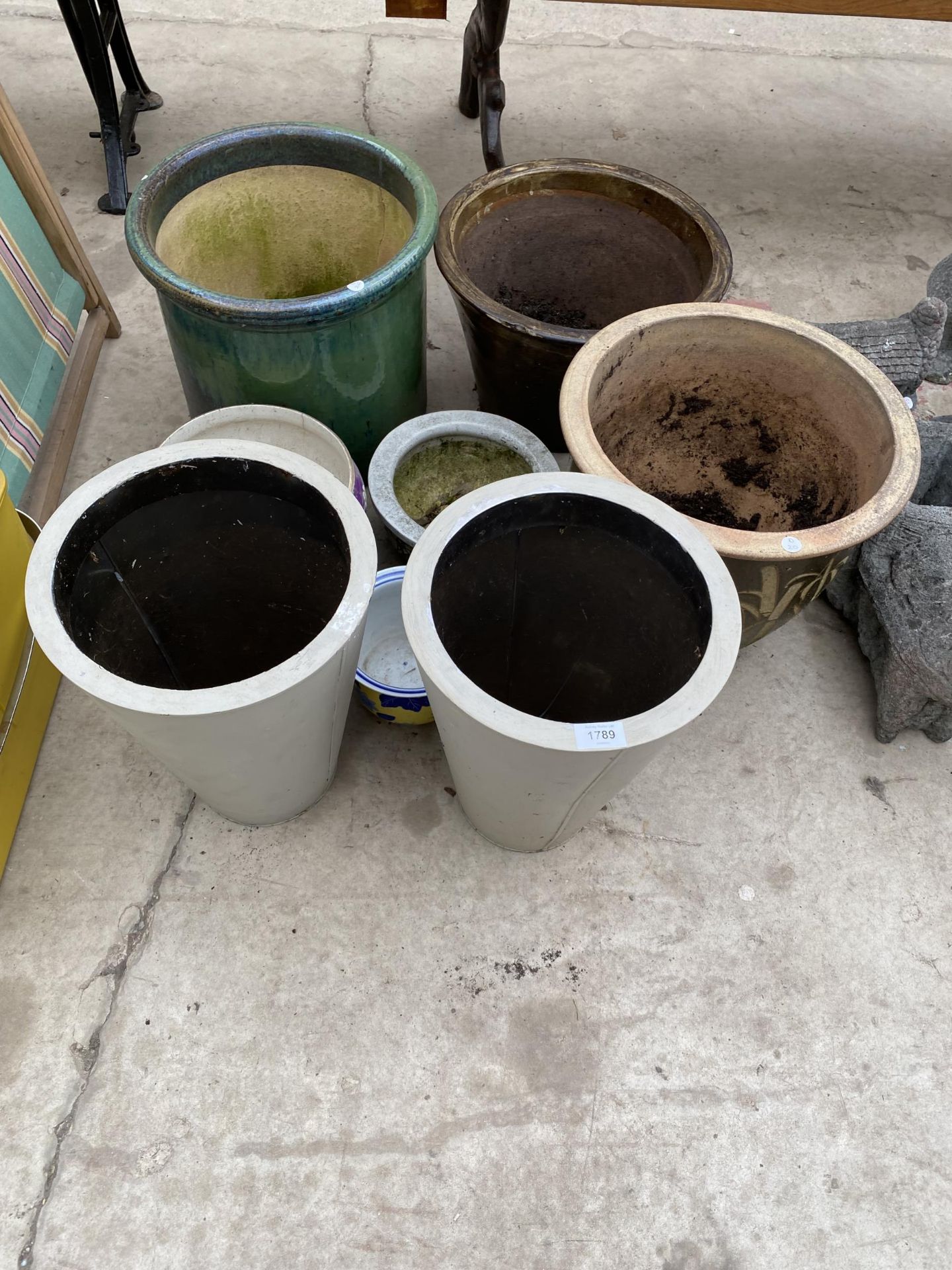 AN ASSORTMENT OF GARDEN PLANTERS TO INCLUDE A PAIR OF METAL PLANTERS AND VARIOUS GLAZED POTS