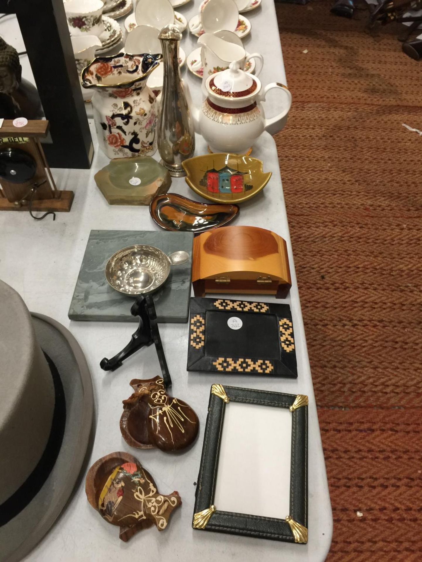 A MIXED LOT TO INCLUDE A MASON'S JUG, ROYAL GRAFTON TEAPOT, PICTURE FRAMES, RETRO DISHES, ONYX