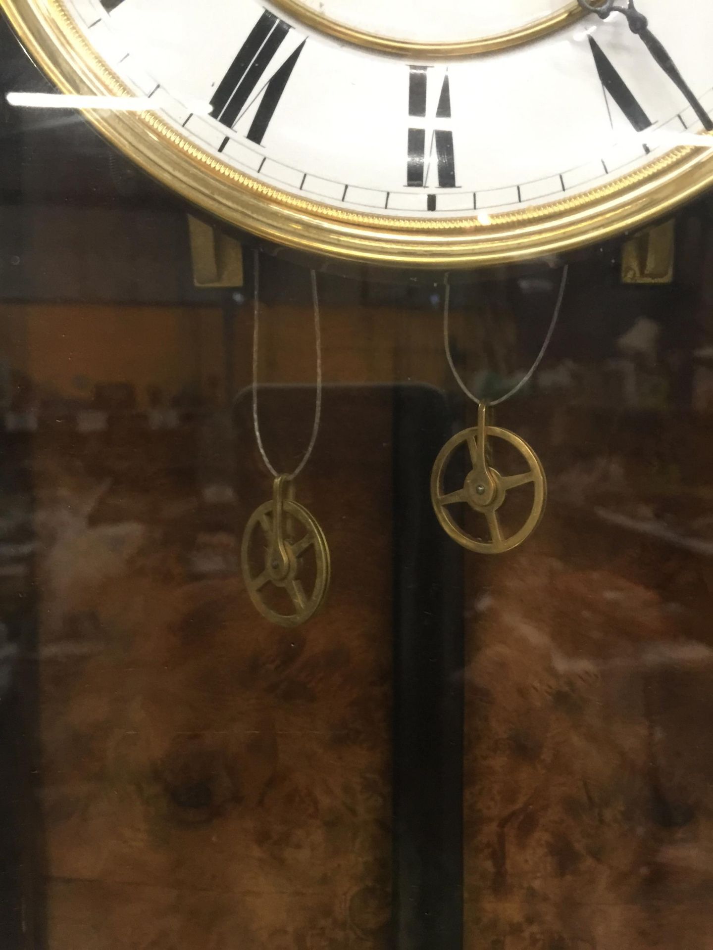 A VICTORIAN DOUBLE WEIGHT VIENNA CASED WALL CLOCK WITH CARVED LEAF AND ACORN DECORATION COMPLETE - Image 4 of 5