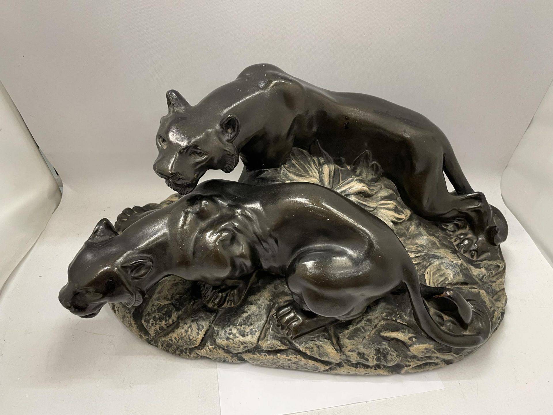 A VINTAGE BRONZE & SPELTER MODEL OF TWO LEOPARDS, LENGTH 45CM