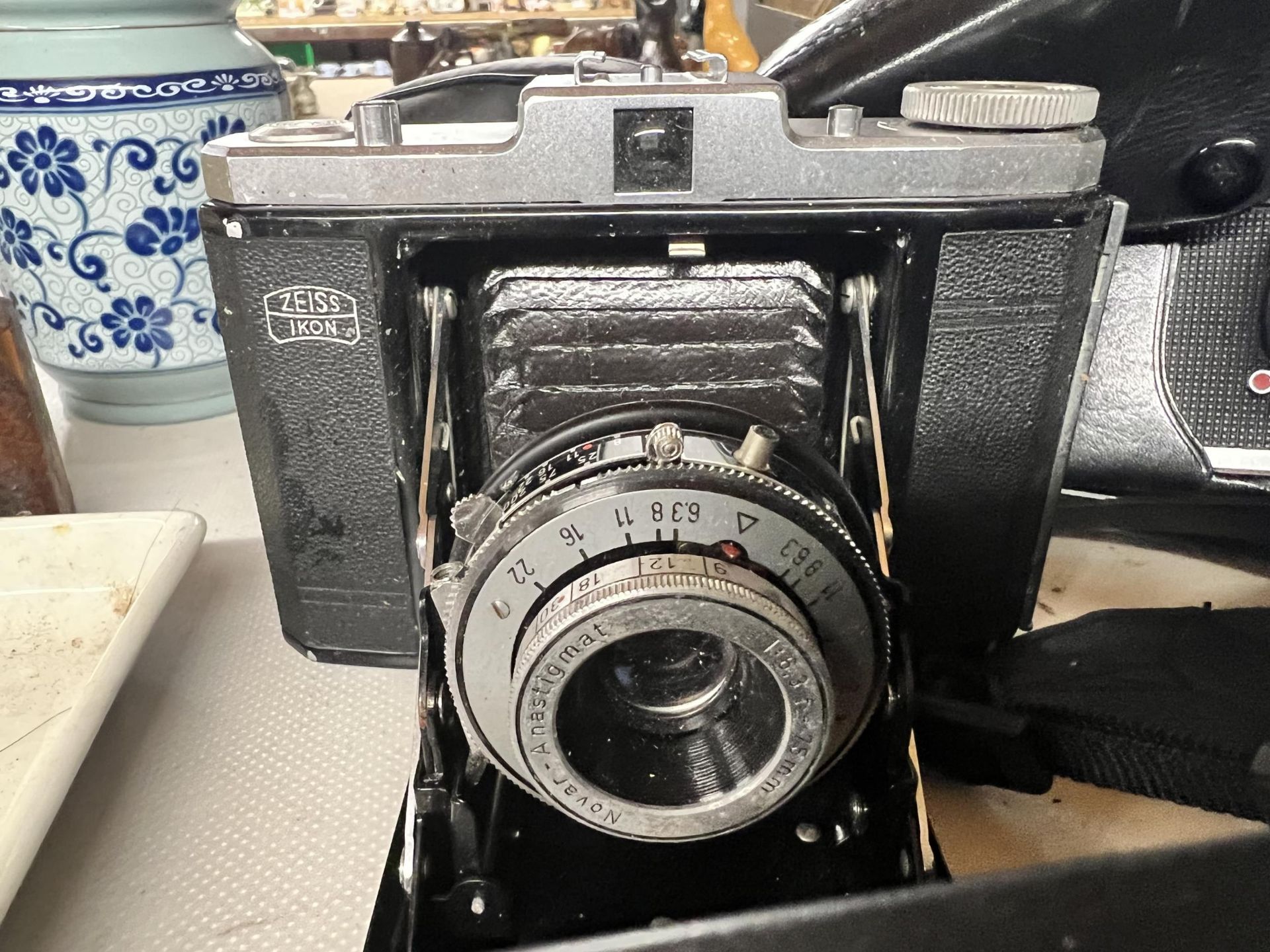 A COLLECTION OF VINTAGE CAMERAS TO INCLUDE A ZEISS IKON 'NETTAR' WITH FRONT BELLOWS, KONICA EE- - Image 2 of 5