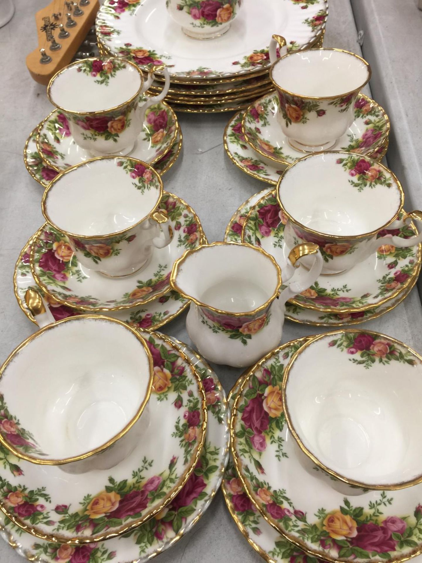 A ROYAL ALBERT 'OLD COUNTRY ROSES' TEASET TO INCLUDE DINNER PLATES, CUPS, SAUCERS, SIDE PLATES A - Image 7 of 8