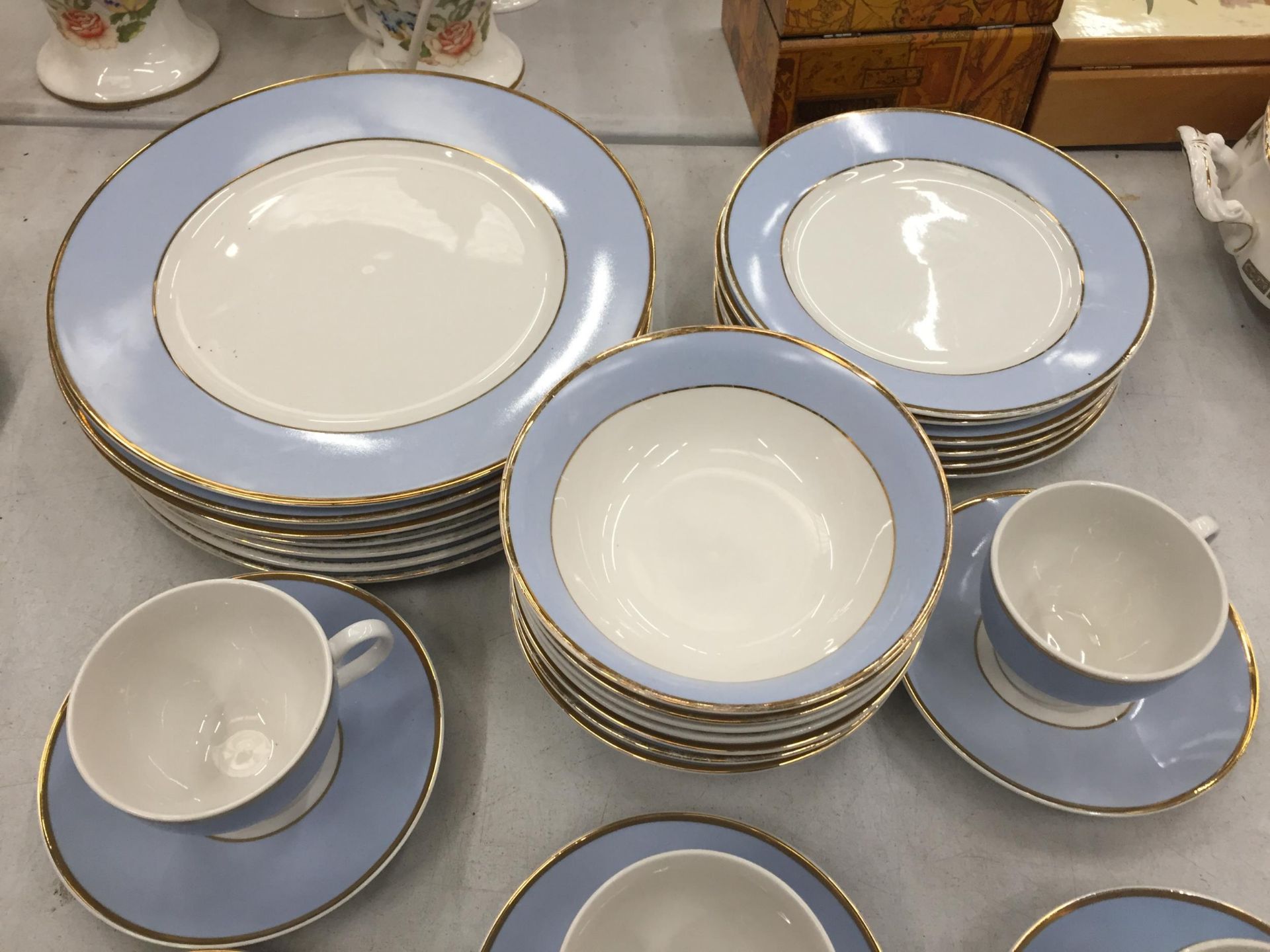 A MODERN DOULTON BLUE AND WHITE PART DINNNER SERVICE - Image 2 of 5