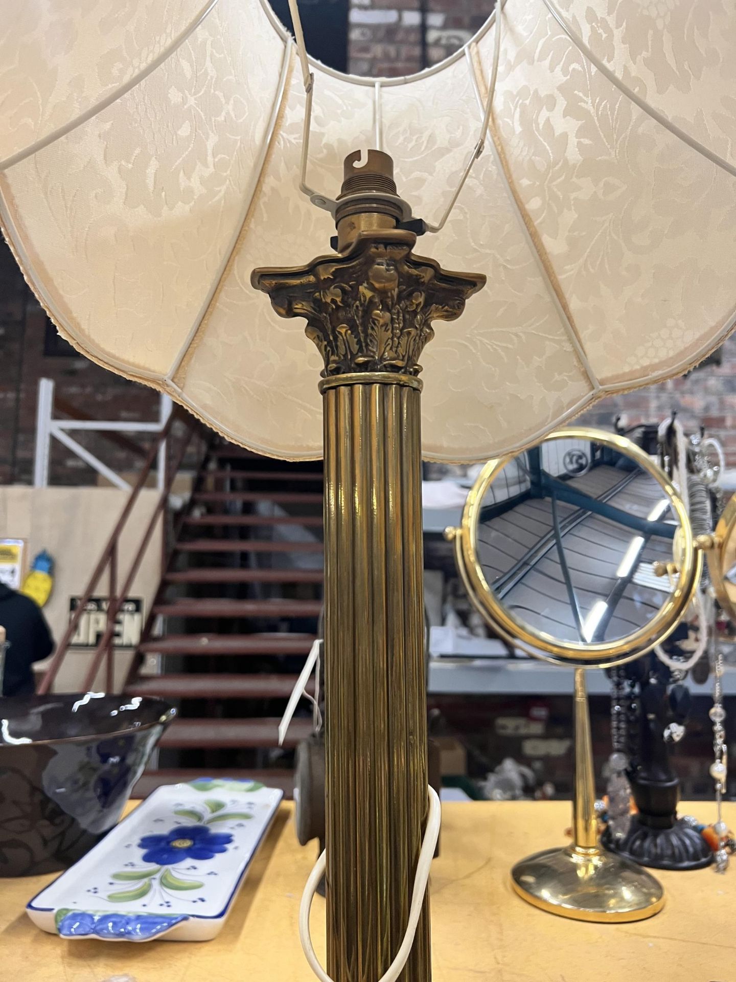 A VINTAGE BRASS CORINTHIAN COLUMN TABLE LAMP AND SHADE - Image 3 of 3