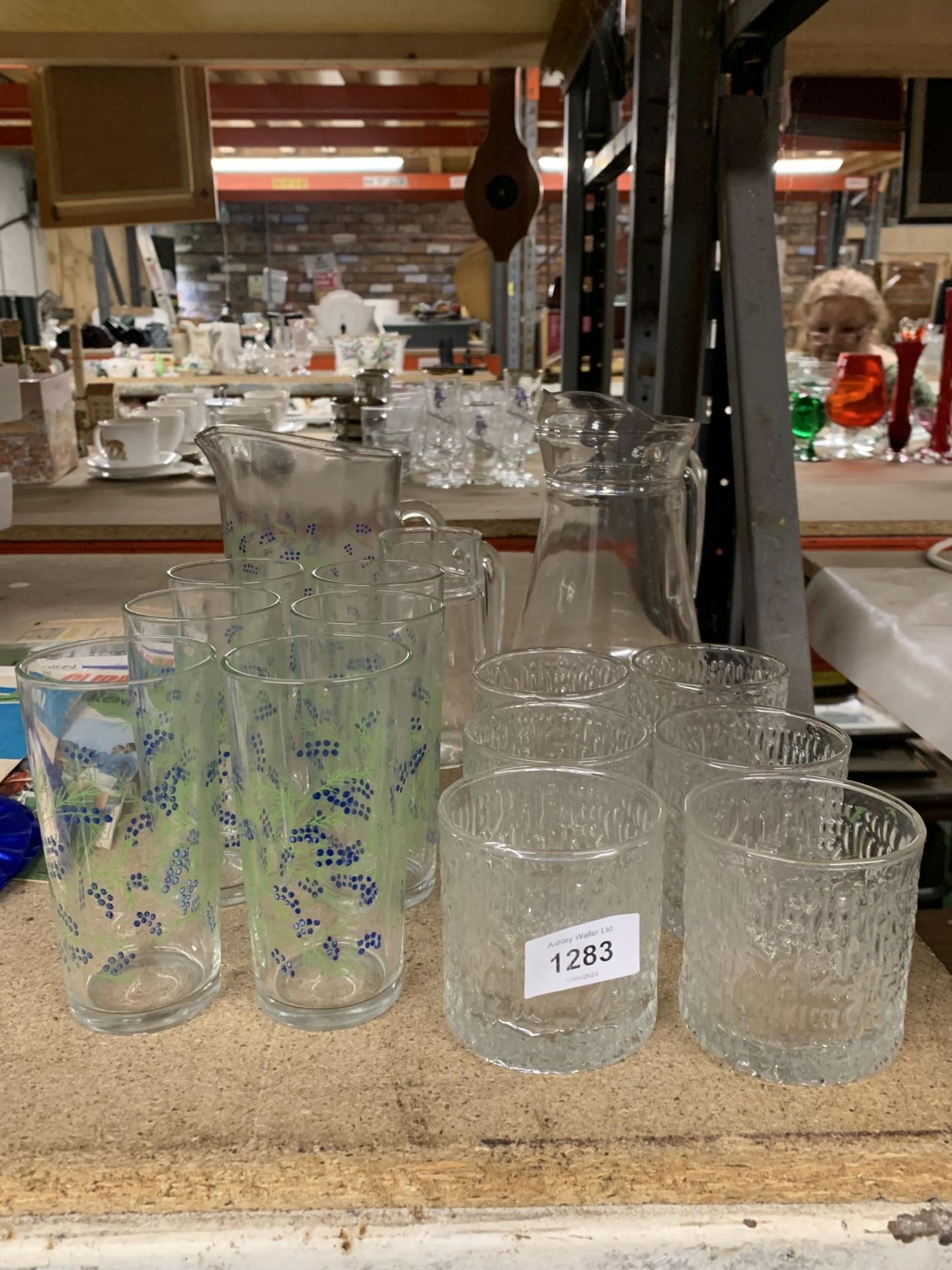 A VINTAGE STYLE LEMONADE SET TO INCLUDE A JUG AND SIX TUMBLERS, TWO OTHER JUGS AND GLASSES