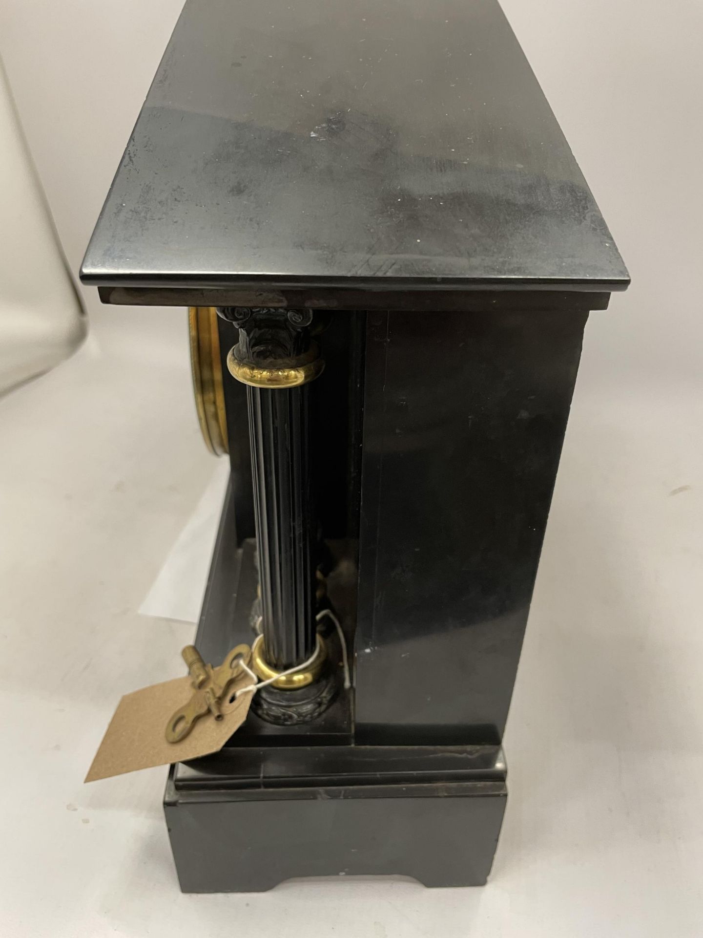 AN ANTIQUE BLACK SLATE MARBLE MANTLE CLOCK WITH TRIPLE CORINTHIAN COLUMNS AND GILT DESIGN DIAL, WITH - Image 4 of 6