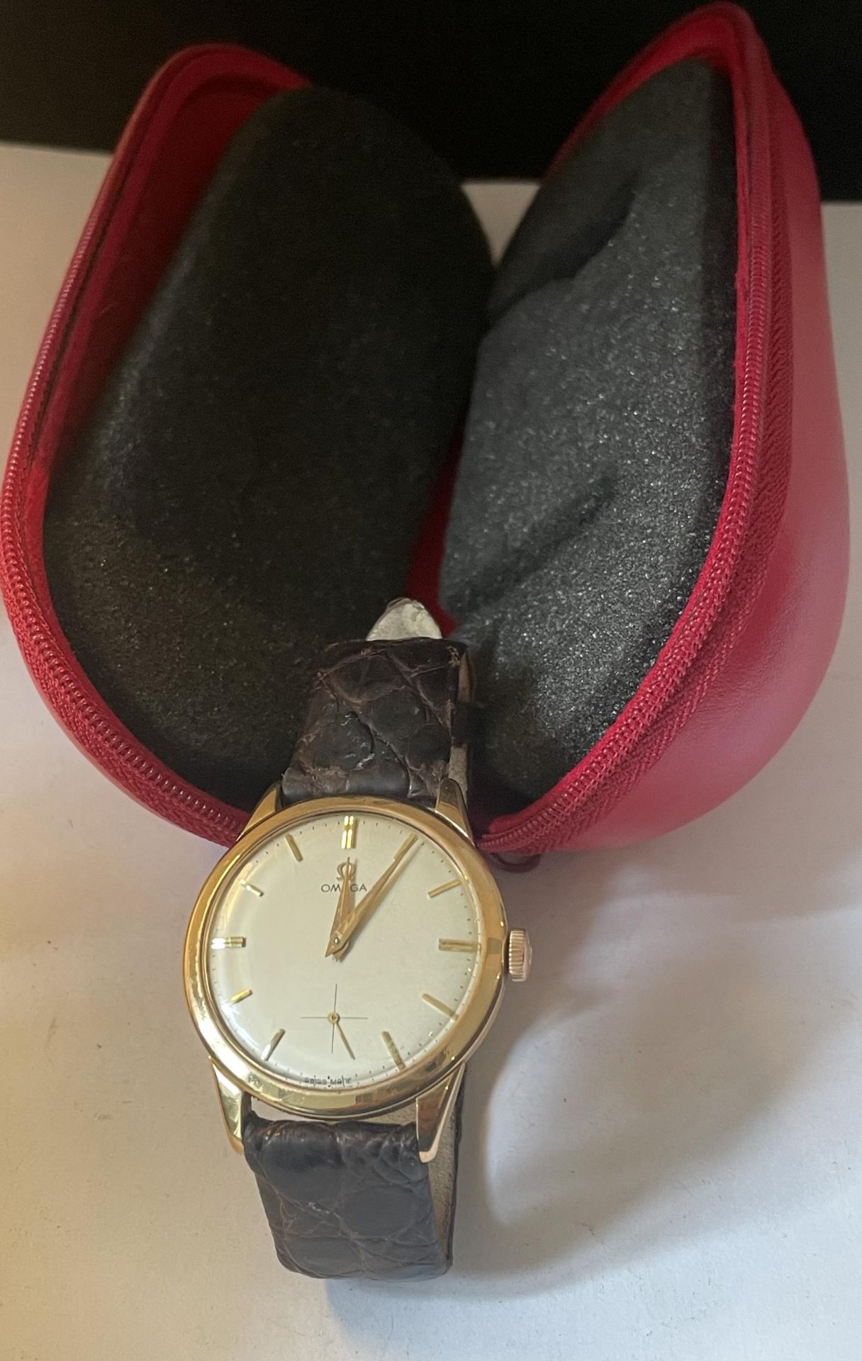 A GENTS 18 CARAT GOLD OMEGA WRIST WATCH IN ORIGINAL BOX SEEN WORKING BUT NO WARRANTY