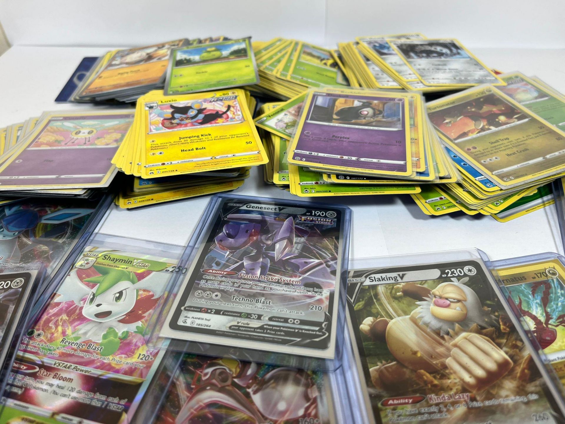 A LARGE COLLECTION OF APPROXIMATELY 400 POKEMON CARDS IN A TRAINER BOX, V CARDS, HOLOS ETC - Image 4 of 4