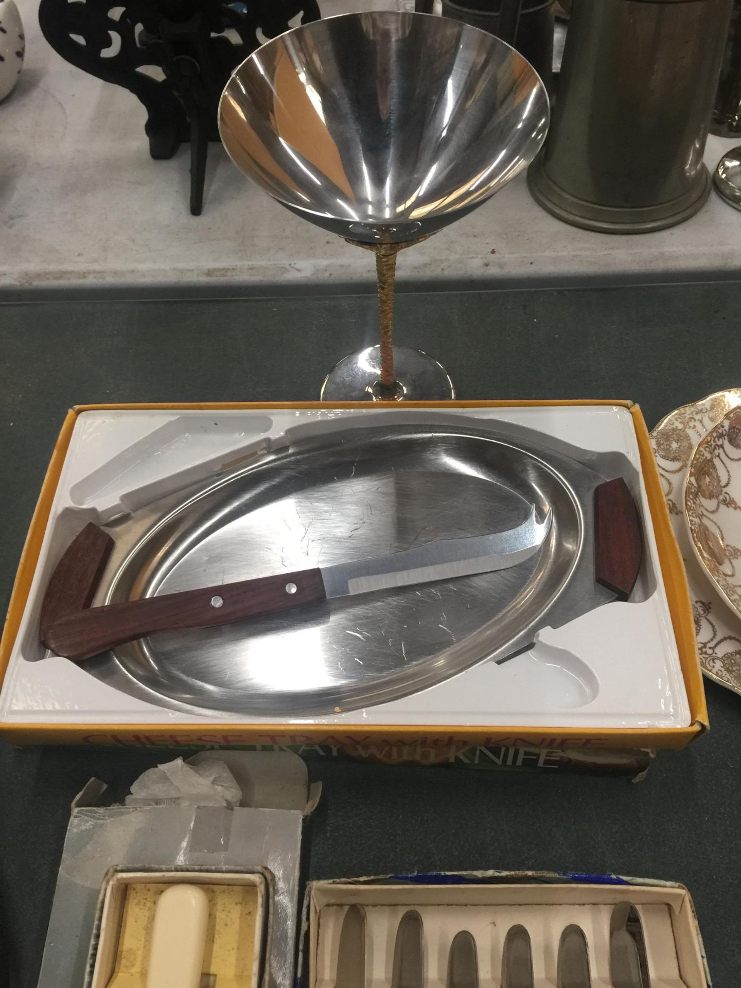 A QUANTITY OF FLATWARE TO INCLUDE BOXED KNIVES, A CHEESE TRAY WITH KNIFE, NAPKIN RINGS, MARTINI - Image 4 of 4