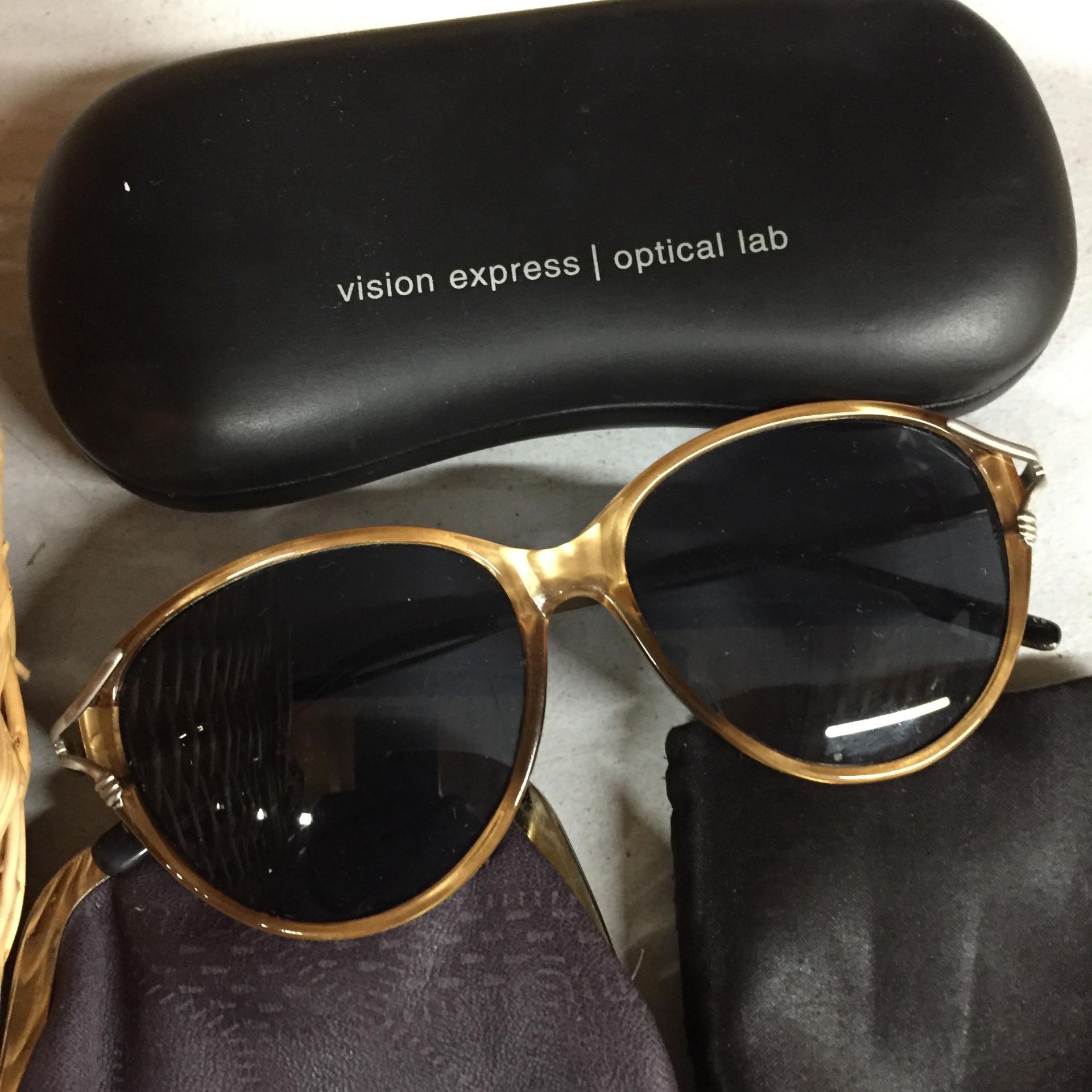 A GROUP OF VINTAGE SUNGLASSES AND PURSES - Image 4 of 5