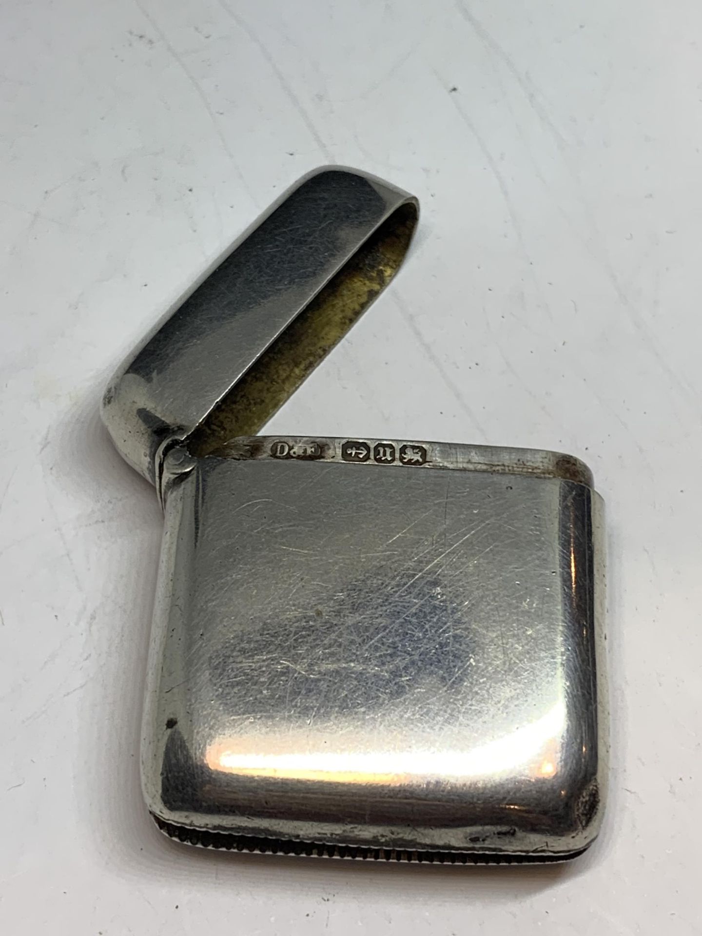 A HALLMARKED BIRMINGHAM SILVER VESTA CASE