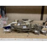 A QUANTITY OF SILVER PLATED ITEMS TO INCLUDE SALTS WITH BLUE GLASS LINERS, FOOTED BOWLS, A BASKET