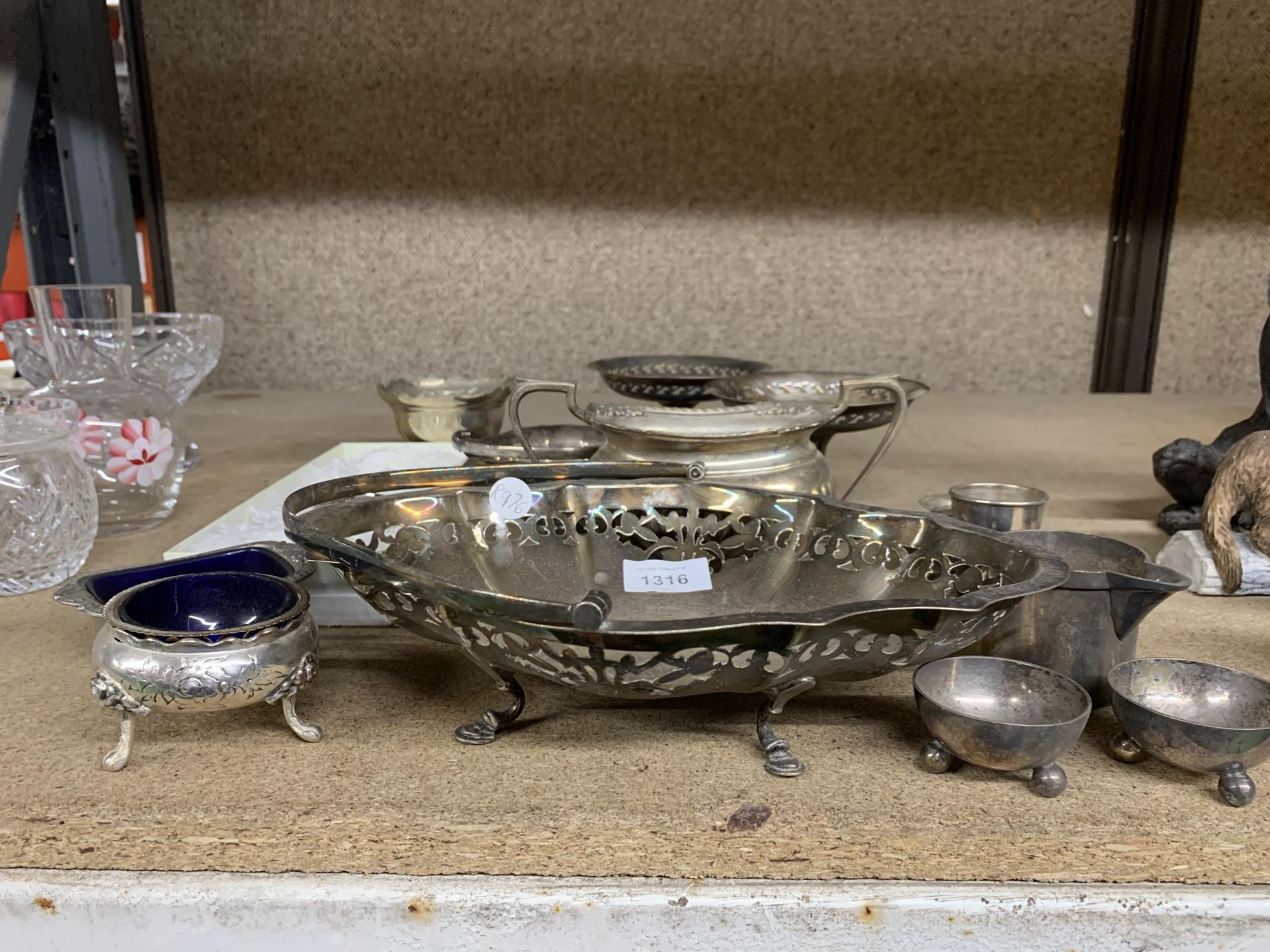 A QUANTITY OF SILVER PLATED ITEMS TO INCLUDE SALTS WITH BLUE GLASS LINERS, FOOTED BOWLS, A BASKET
