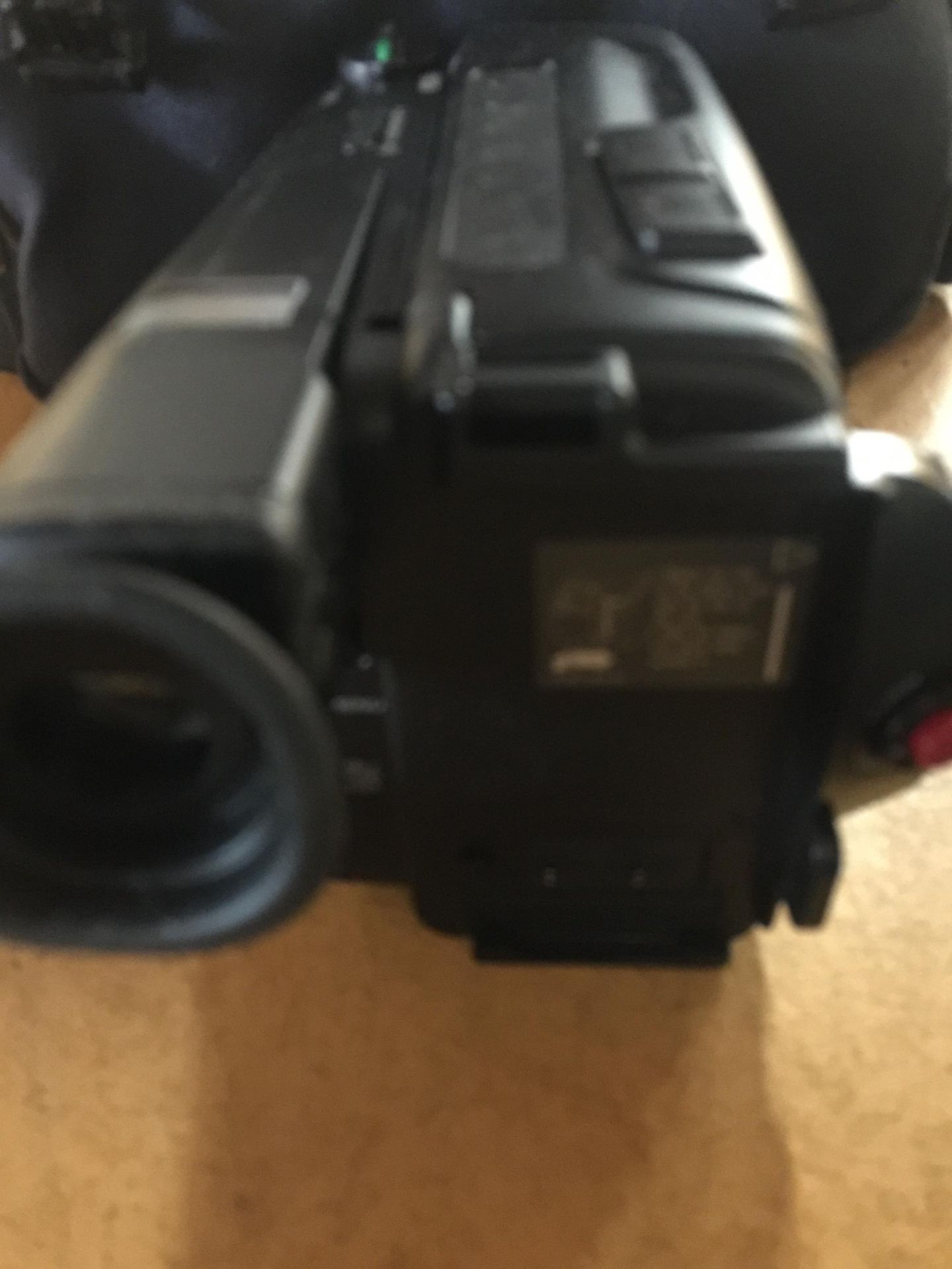 A SONY HANDYCAM VIDEO 8 CAMERA COMPLETE WITH BAG, STRAP, CHARGER AND INSTRUCTIONS PLUS A CAMLINK - Image 5 of 5