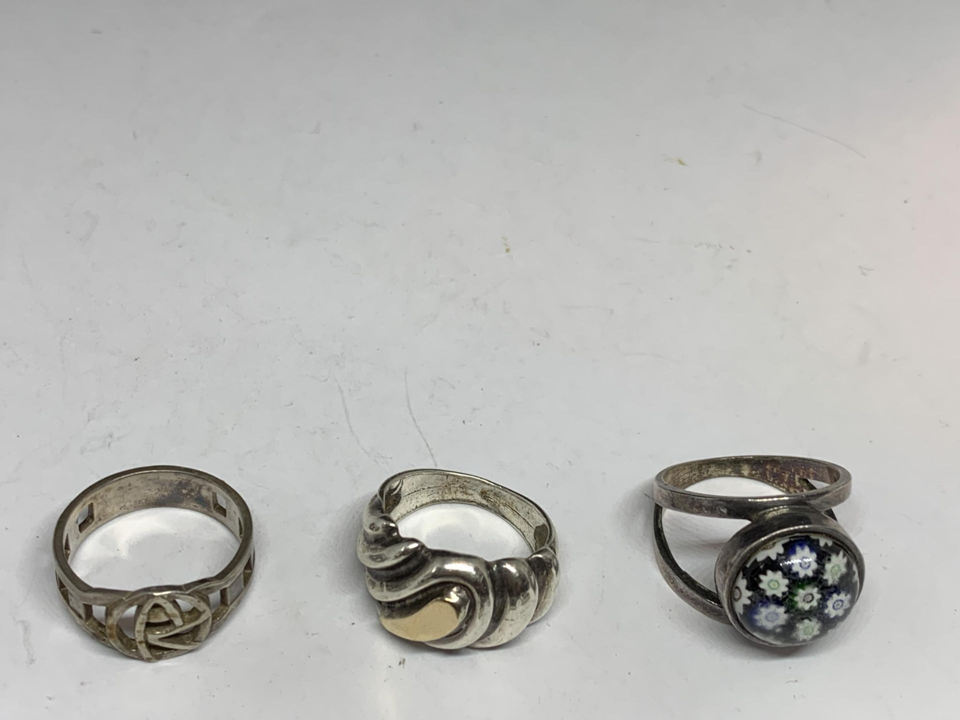 SIX VARIOUS SILVER RINGS - Image 2 of 3