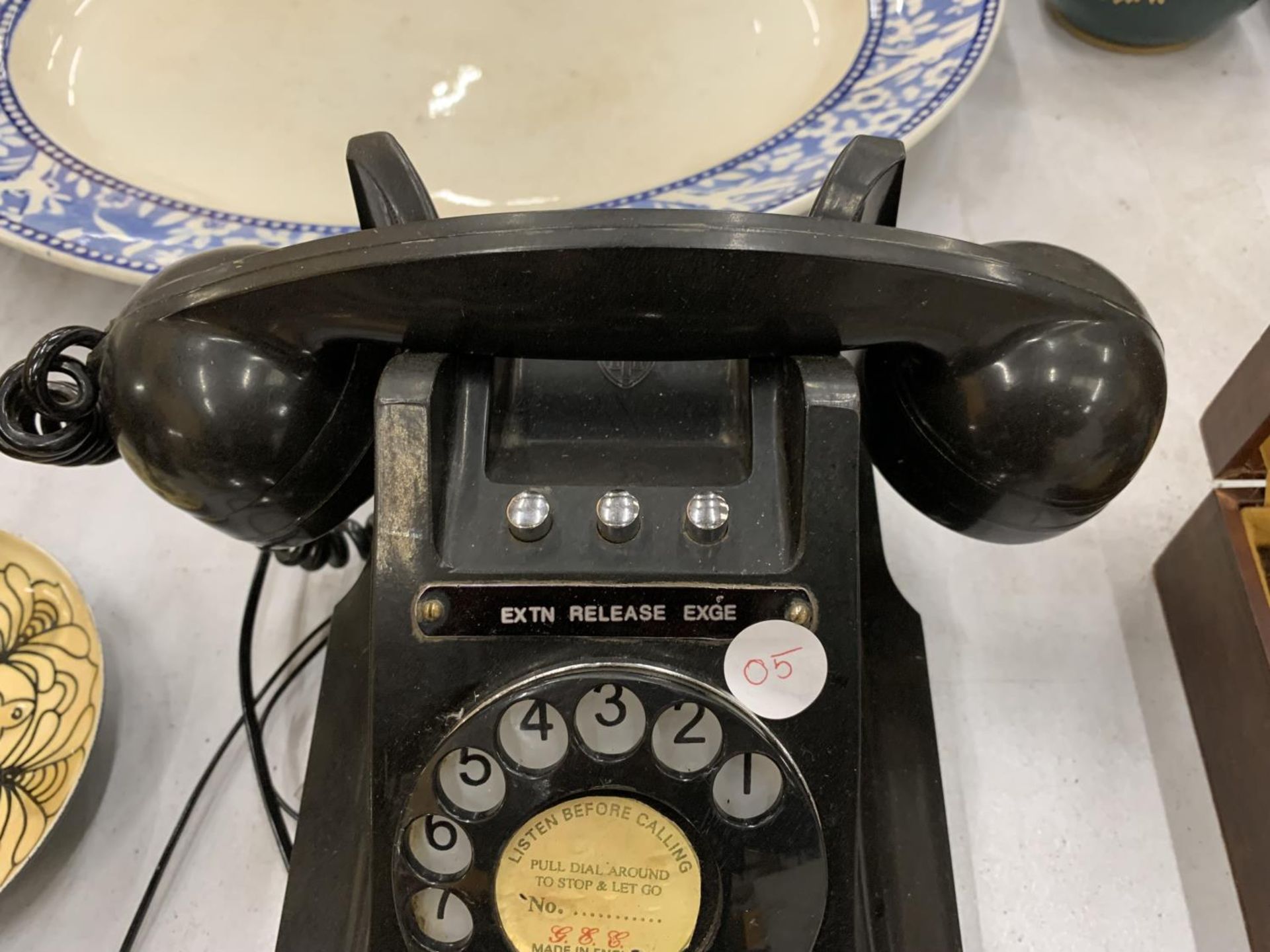 A VINTAGE BLACK BAKELITE ROTARY DIAL TELEPHONE - Image 3 of 4