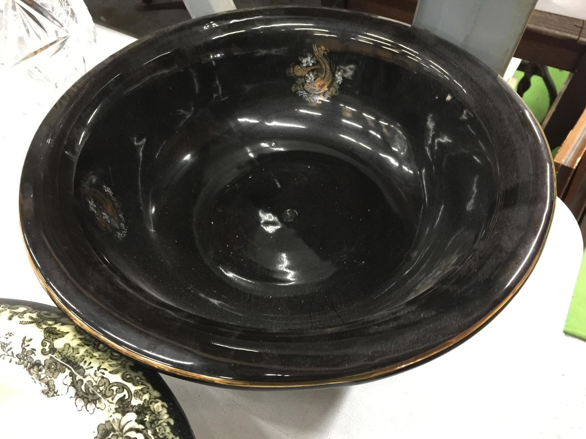 A QUANTITY OF CERAMICS TO INCLUDE A LARGE WASHBOWL - Image 3 of 3