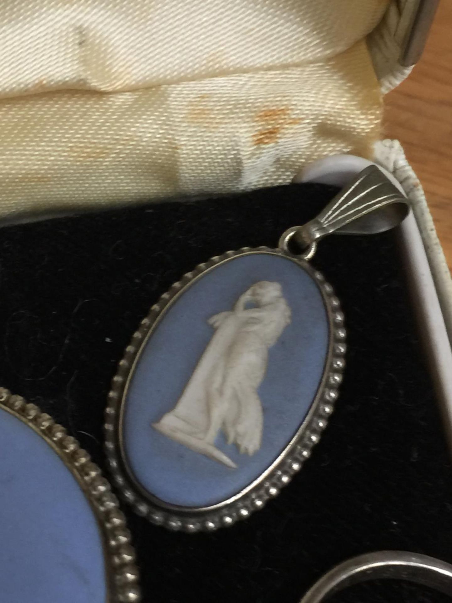 THREE SILVER AND WEDGWOOD ITEMS TO INCLUDE A BROOCH, RING AND PENDANT IN A WEDGEWOOD PRESENTATION - Image 10 of 10