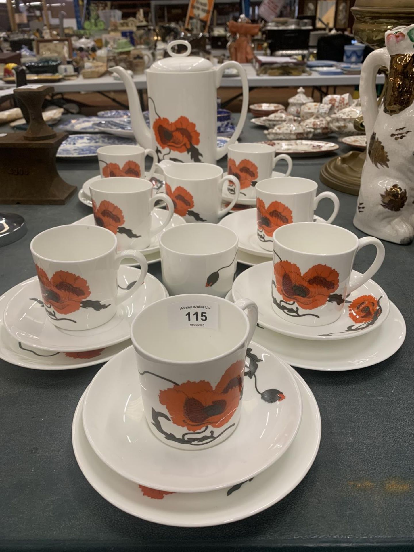 A WEDGWOOD COFFEE SET IN THE SUSIE COOPER POPPY DESIGN TO INCLUDE A COFFEE POT, CREAM JUG, SUGAR