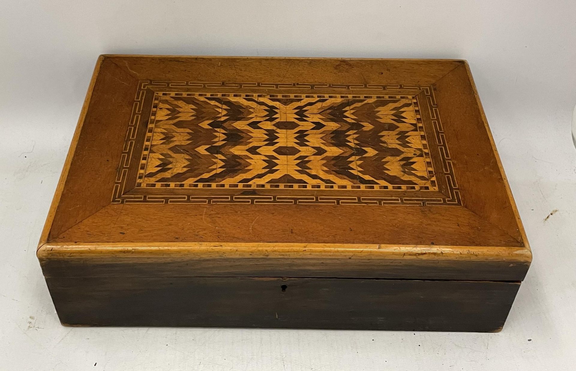 A VINTAGE INLAID TRINKET BOX, WIDTH 32CM