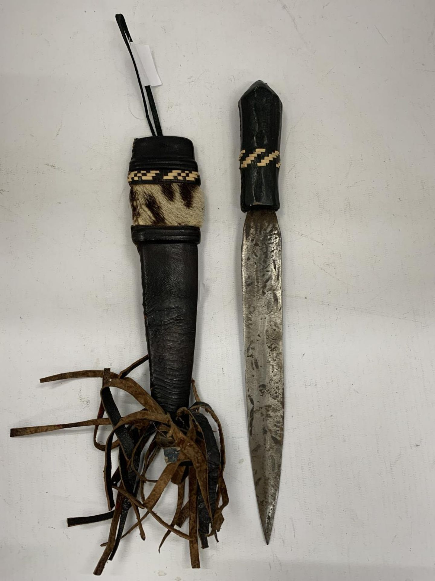 AN AFRICAN KNIFE WITH A LEATHER SHEATH LENGTH 29CM - Image 4 of 4