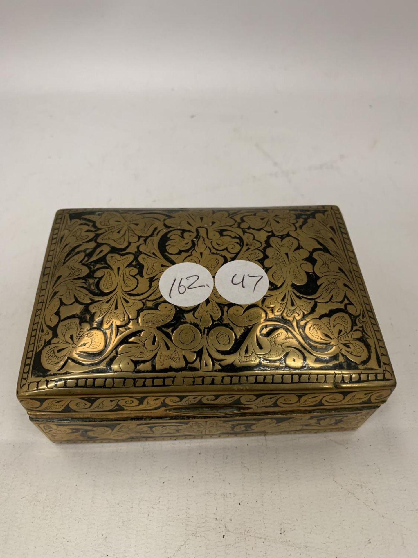 A SMALL BRASS BOX CONTAINING A QUANTITY OF COSTUME JEWELLERY - Image 3 of 5