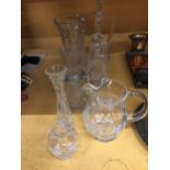 A MIXED GROUP OF CUT GLASSWARE ITEMS, JUG, DECANTER ETC