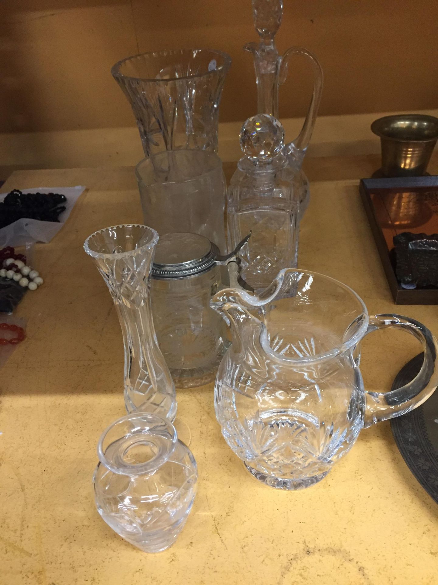 A MIXED GROUP OF CUT GLASSWARE ITEMS, JUG, DECANTER ETC