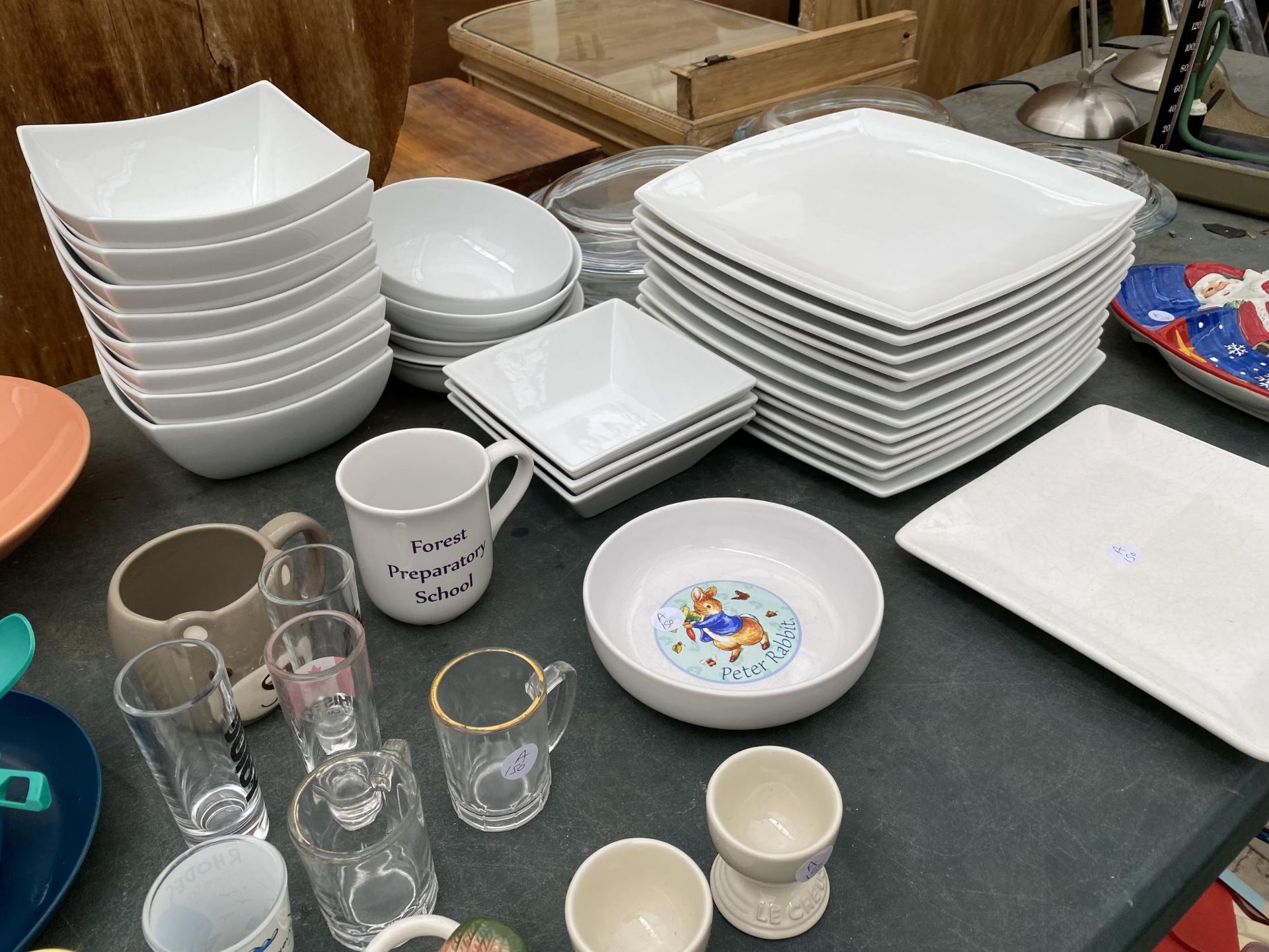 AN ASSORTMENT OF ITEMS TO INCLUDE CERAMICS AND GLASS WARE ETC - Image 2 of 4