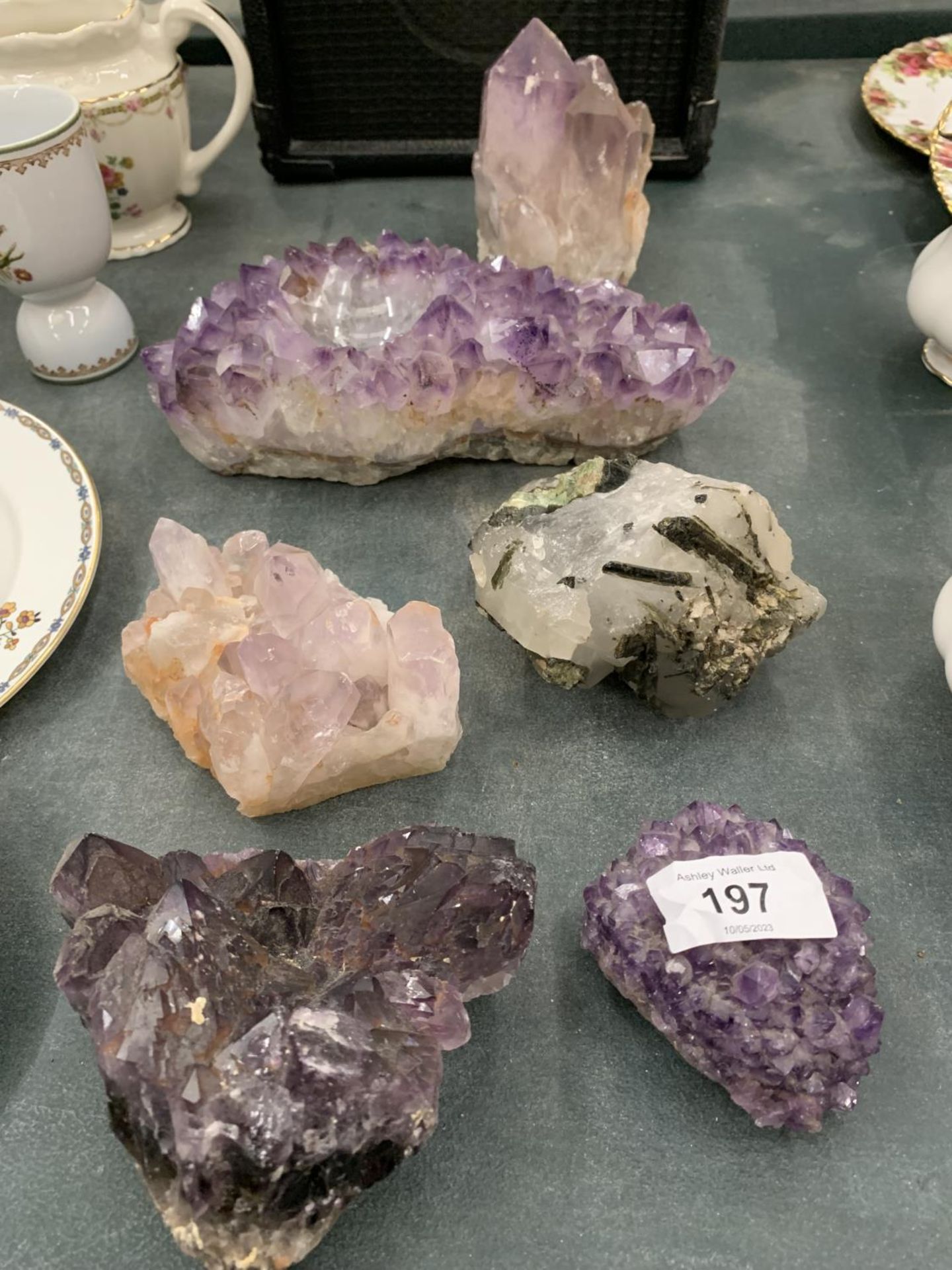 A COLLECTION OF LARGE CRYSTALS TO INCLUDE AMETHYST - 6 PIECES IN TOTAL