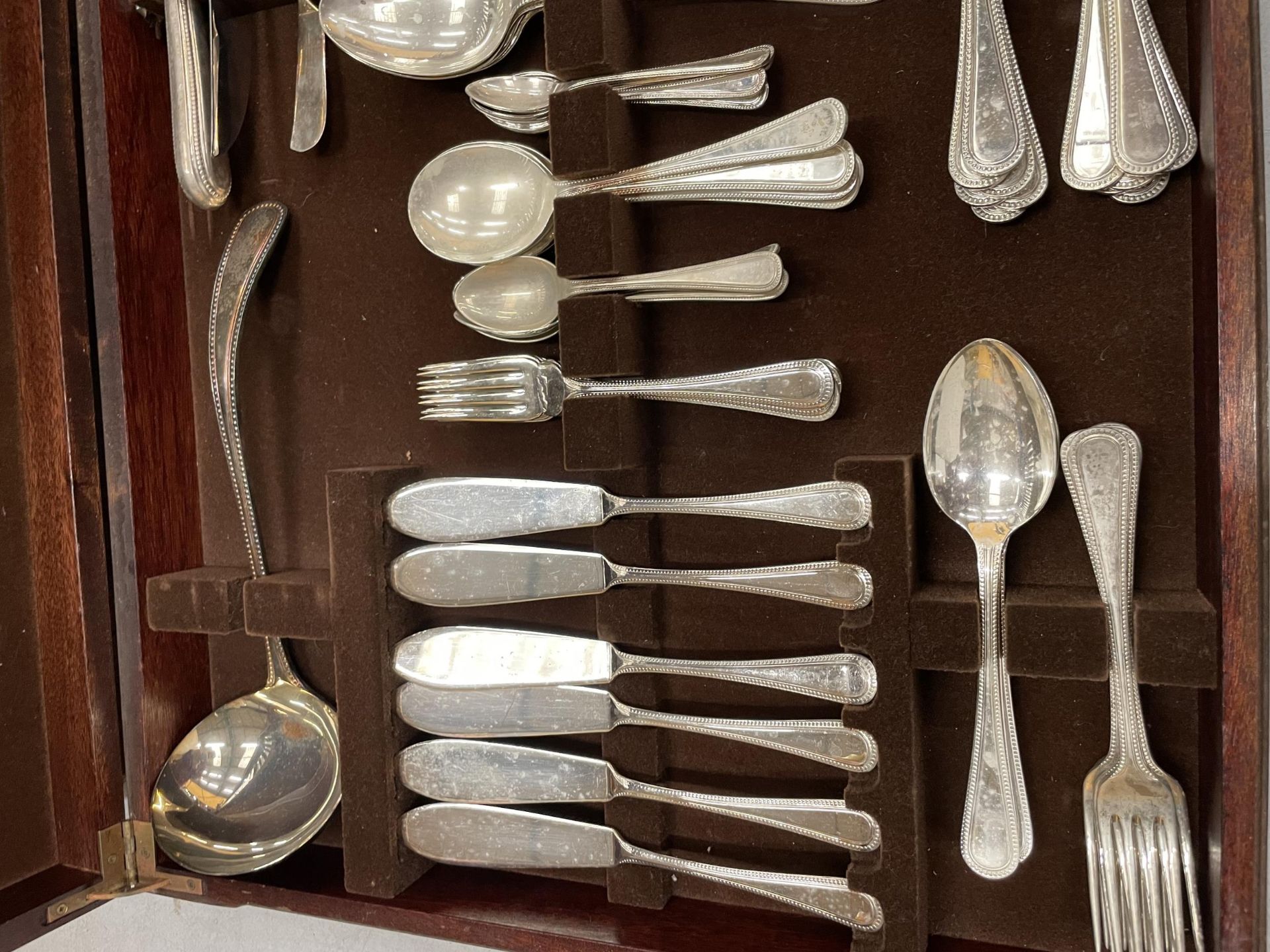 A LARGE ONE HUNDRED AND THIRTY PIECE TWELVE PLACE SETTING SILVER PLATED CANTEEN OF CUTLERY WITH - Image 5 of 7