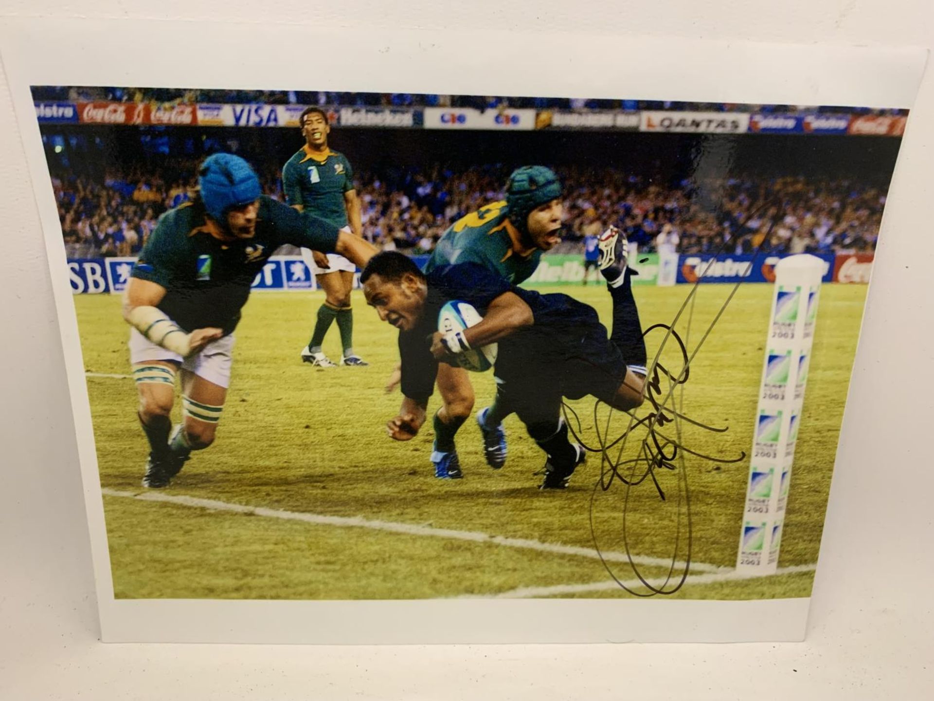 THREE SIGNED PICTURES OF RUGBY UNION PLAYERS - JOE ROKOOKO, JOHNNY WILKINSON AND JEREMY GUSCOTT - NO - Image 3 of 5