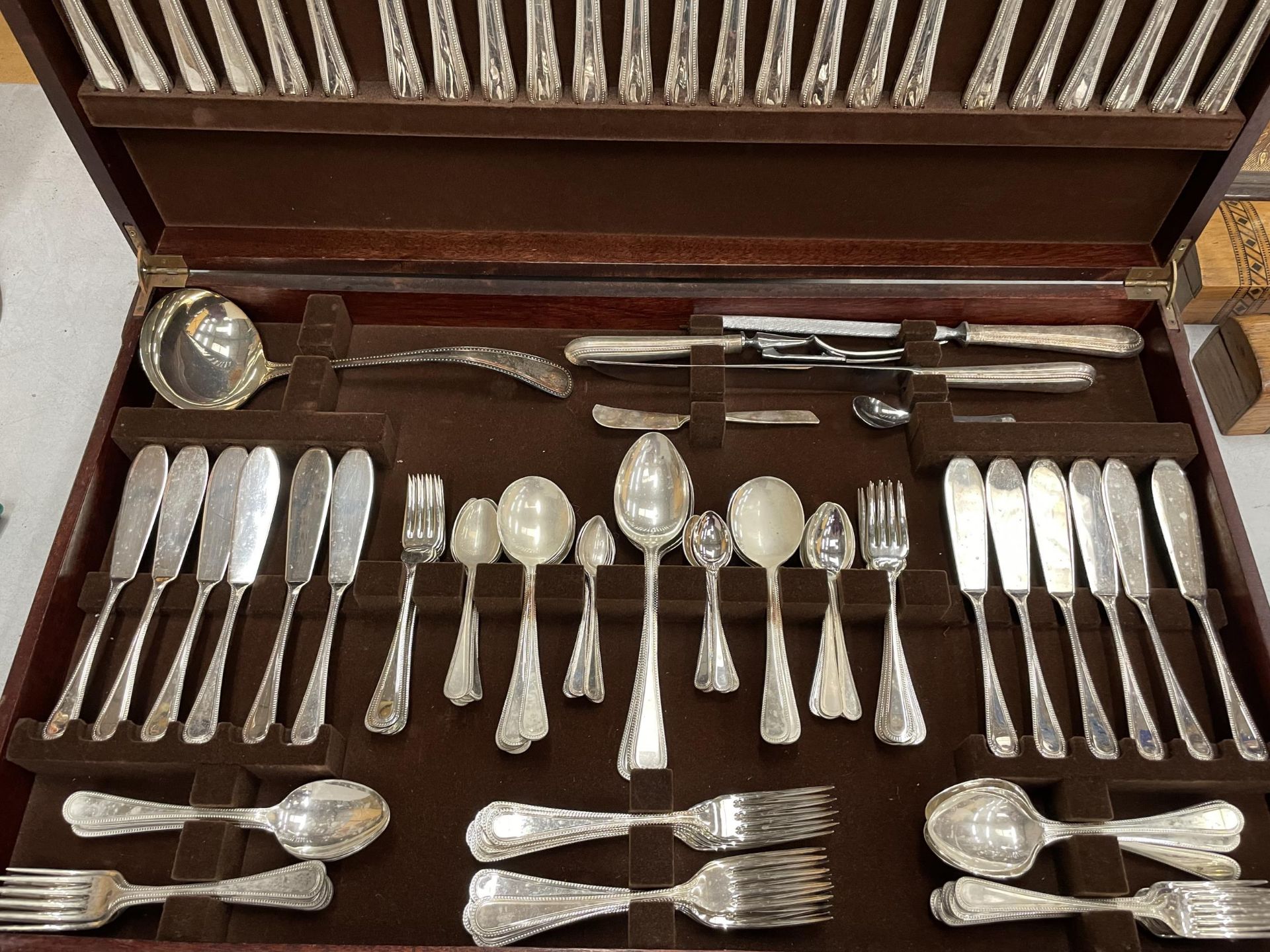 A LARGE ONE HUNDRED AND THIRTY PIECE TWELVE PLACE SETTING SILVER PLATED CANTEEN OF CUTLERY WITH - Image 2 of 7