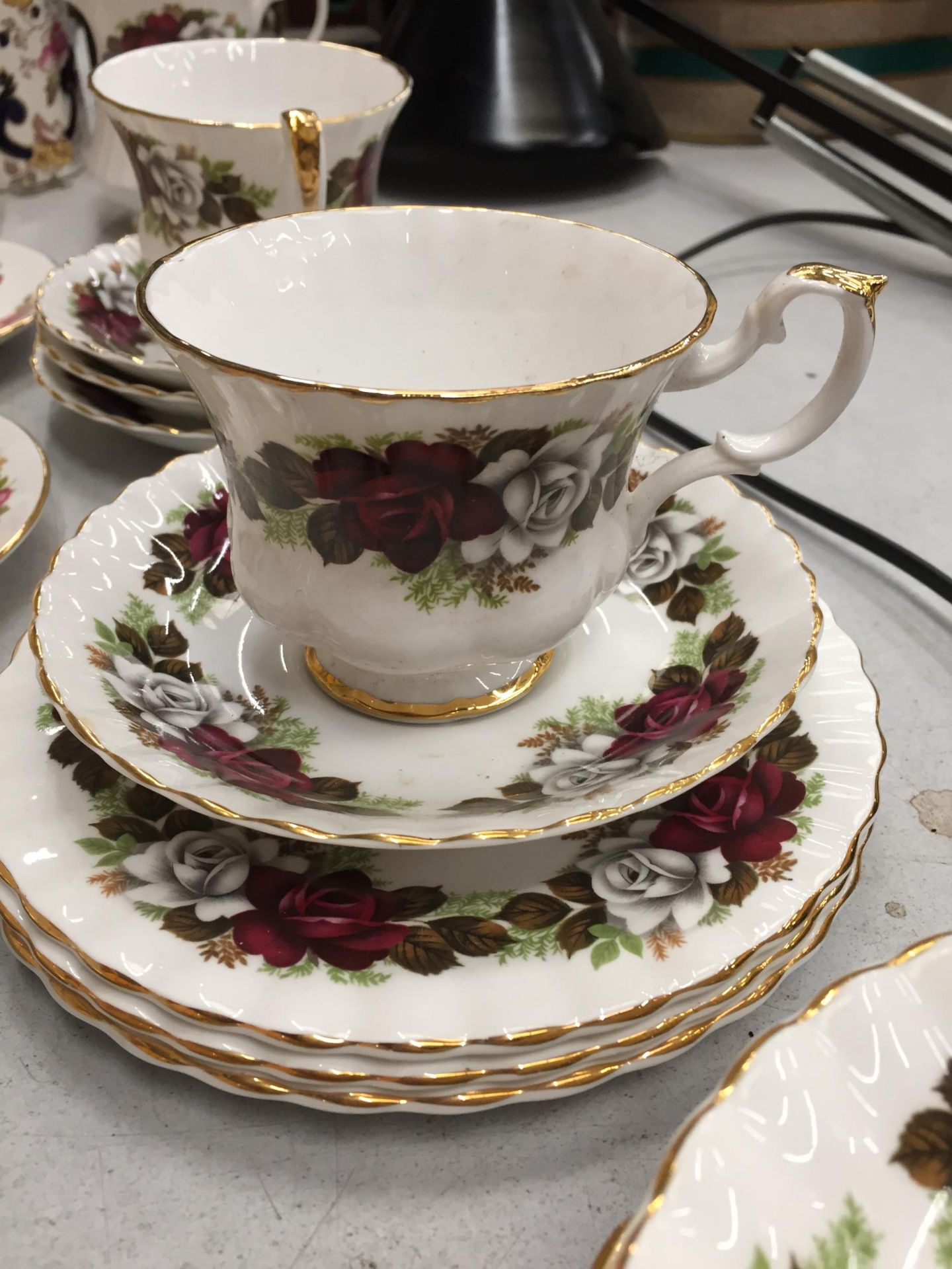 A QUANTITY OF TEAWARE TO INCLUDE ROYAL IMPERIAL CUPS, SAUCERS AND CREAM JUG, PLUS COUNTRY ROSE STYLE - Image 7 of 8