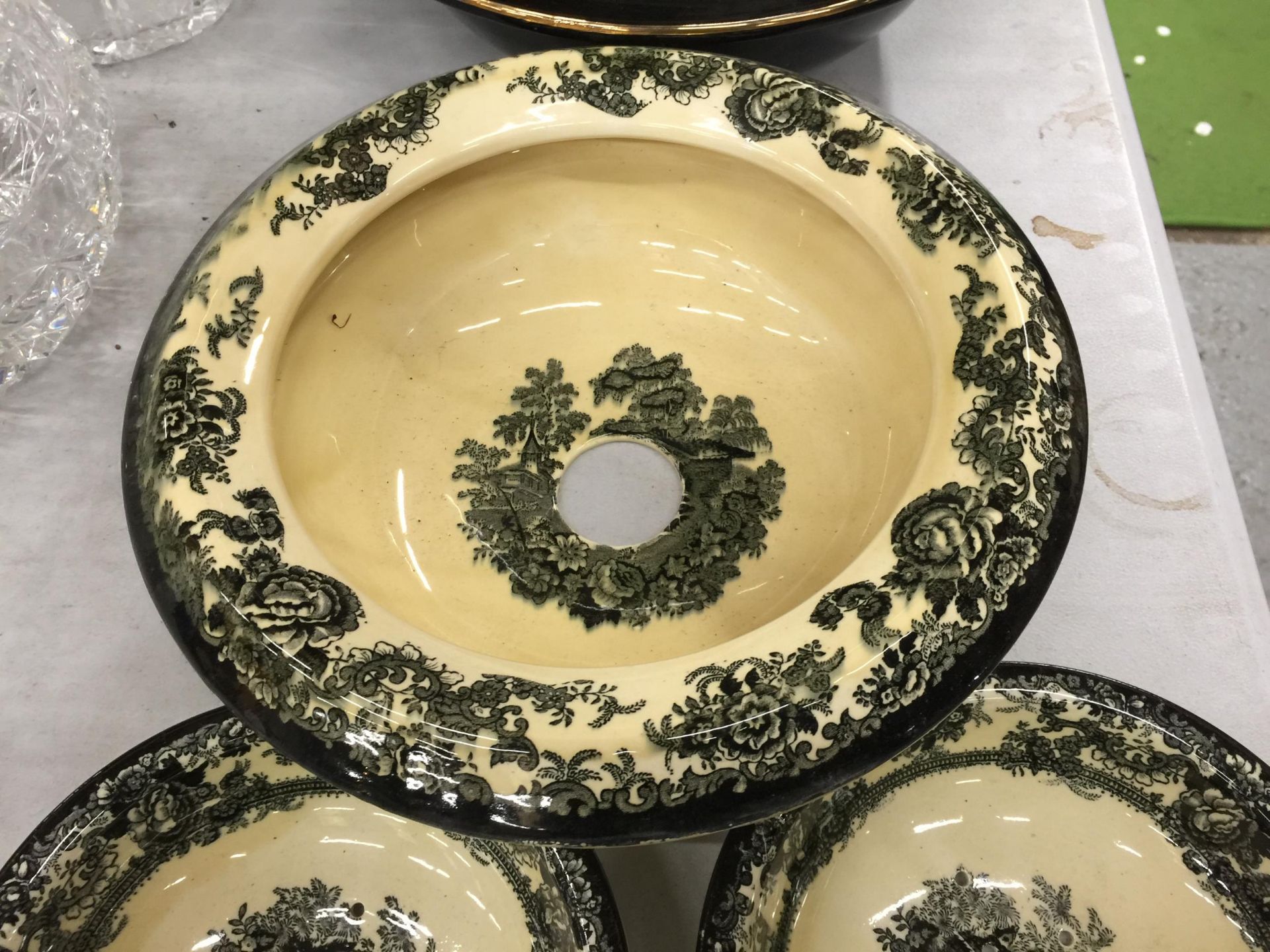 A QUANTITY OF CERAMICS TO INCLUDE A LARGE WASHBOWL - Image 2 of 3