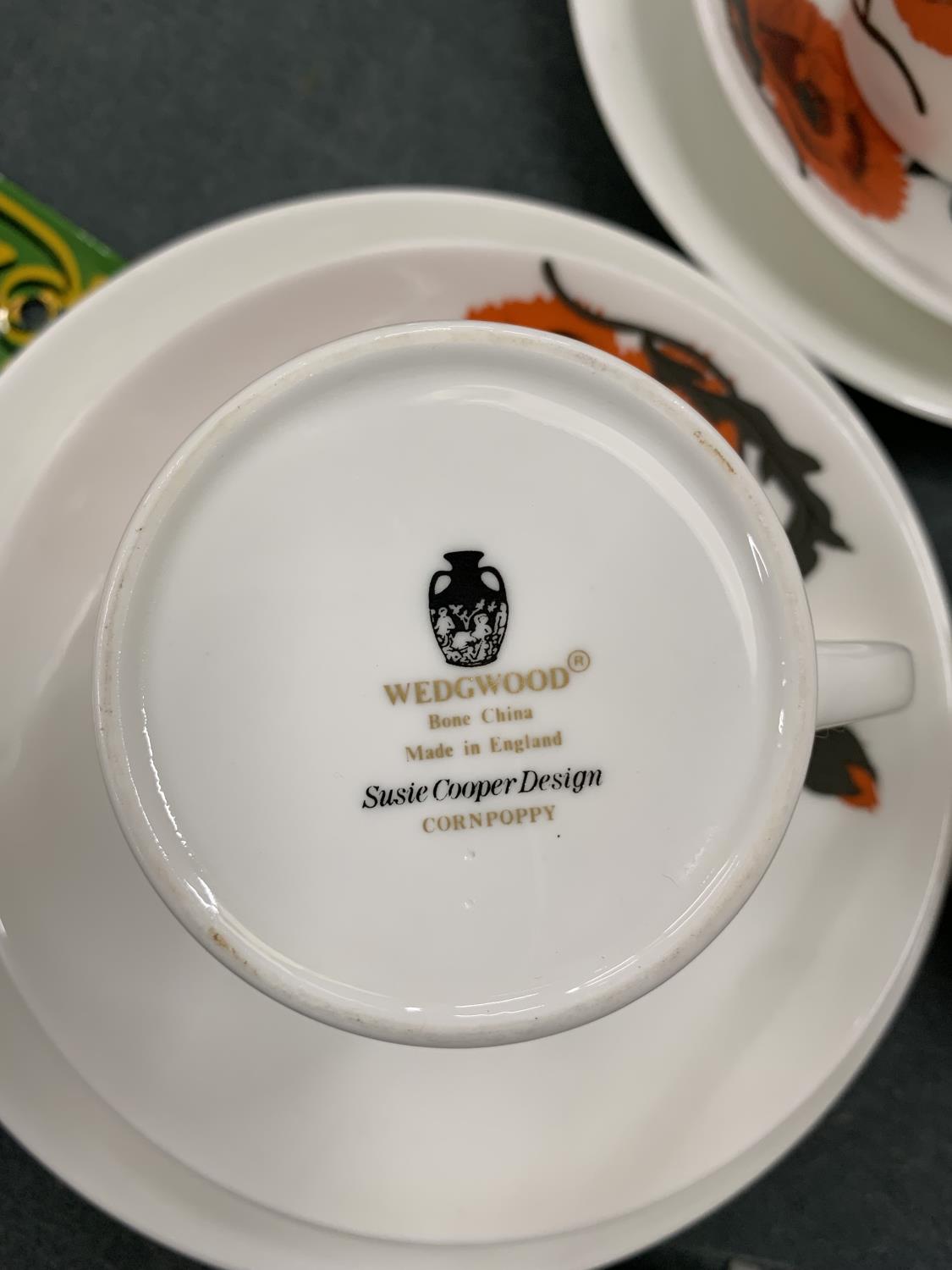 A WEDGWOOD COFFEE SET IN THE SUSIE COOPER POPPY DESIGN TO INCLUDE A COFFEE POT, CREAM JUG, SUGAR - Image 5 of 5