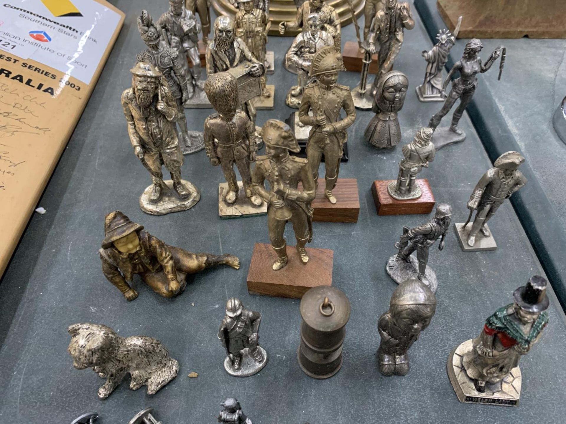 A LARGE QUANTITY OF SMALL PEWTER FIGURES TO INCLUDE SOLDIERS, ETC - Image 3 of 6