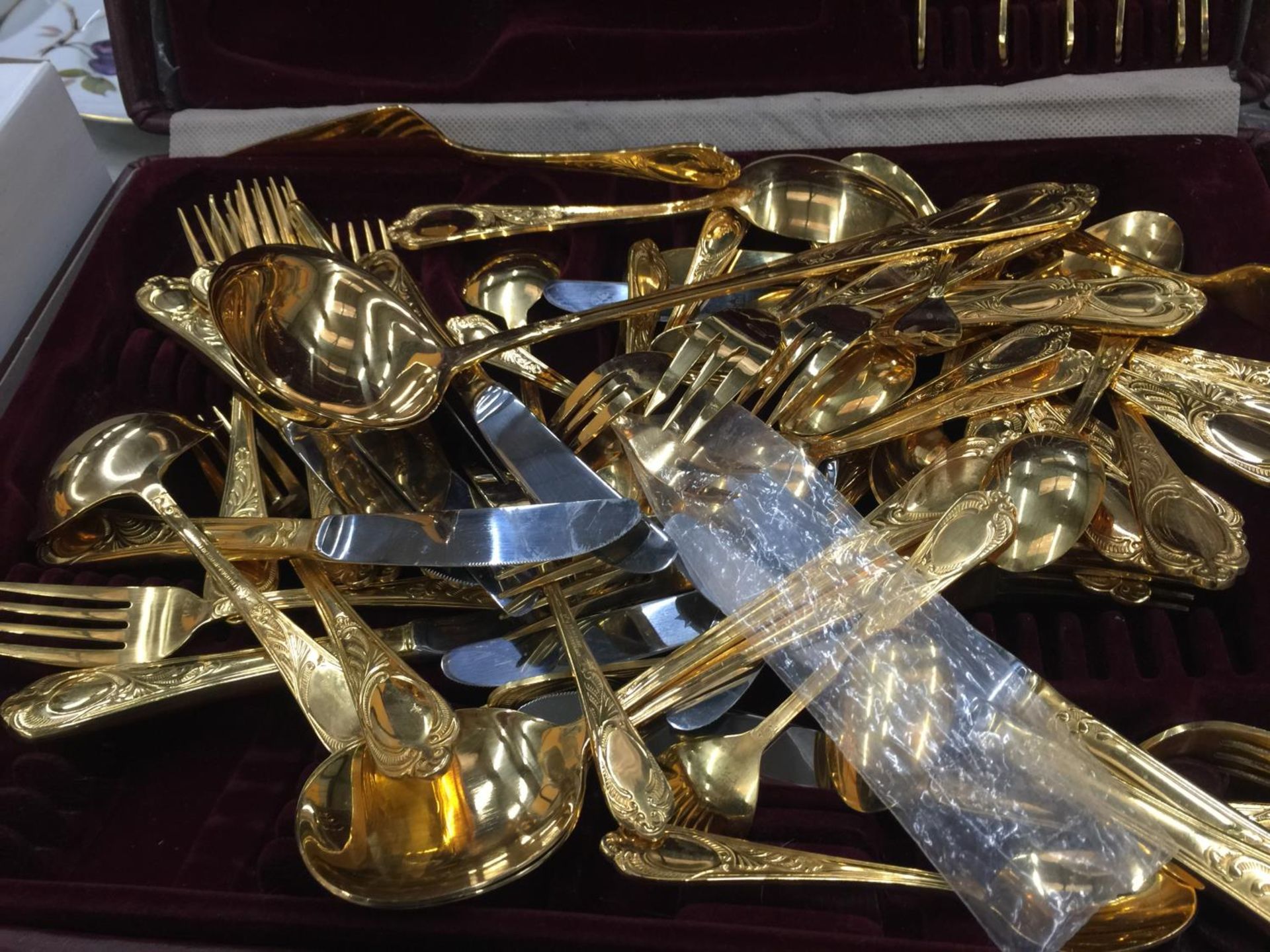 A YELLOW METAL CANTEEN OF CUTLERY IN A CASE - Image 4 of 8