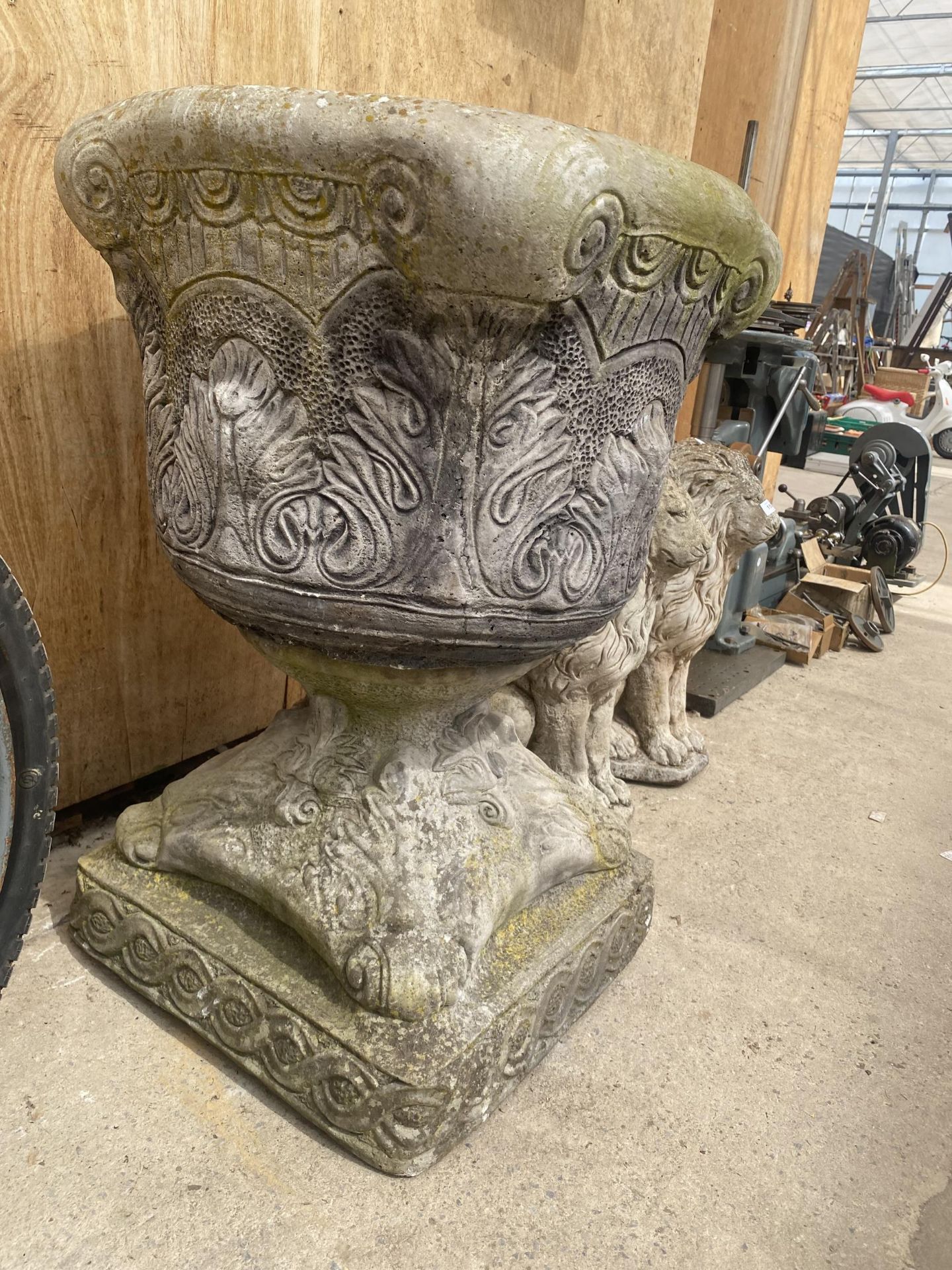 A LARGE RECONSTITUTED STONE URN PLANTER WITH PEDESTAL BASE (H:79CM) - Image 5 of 5