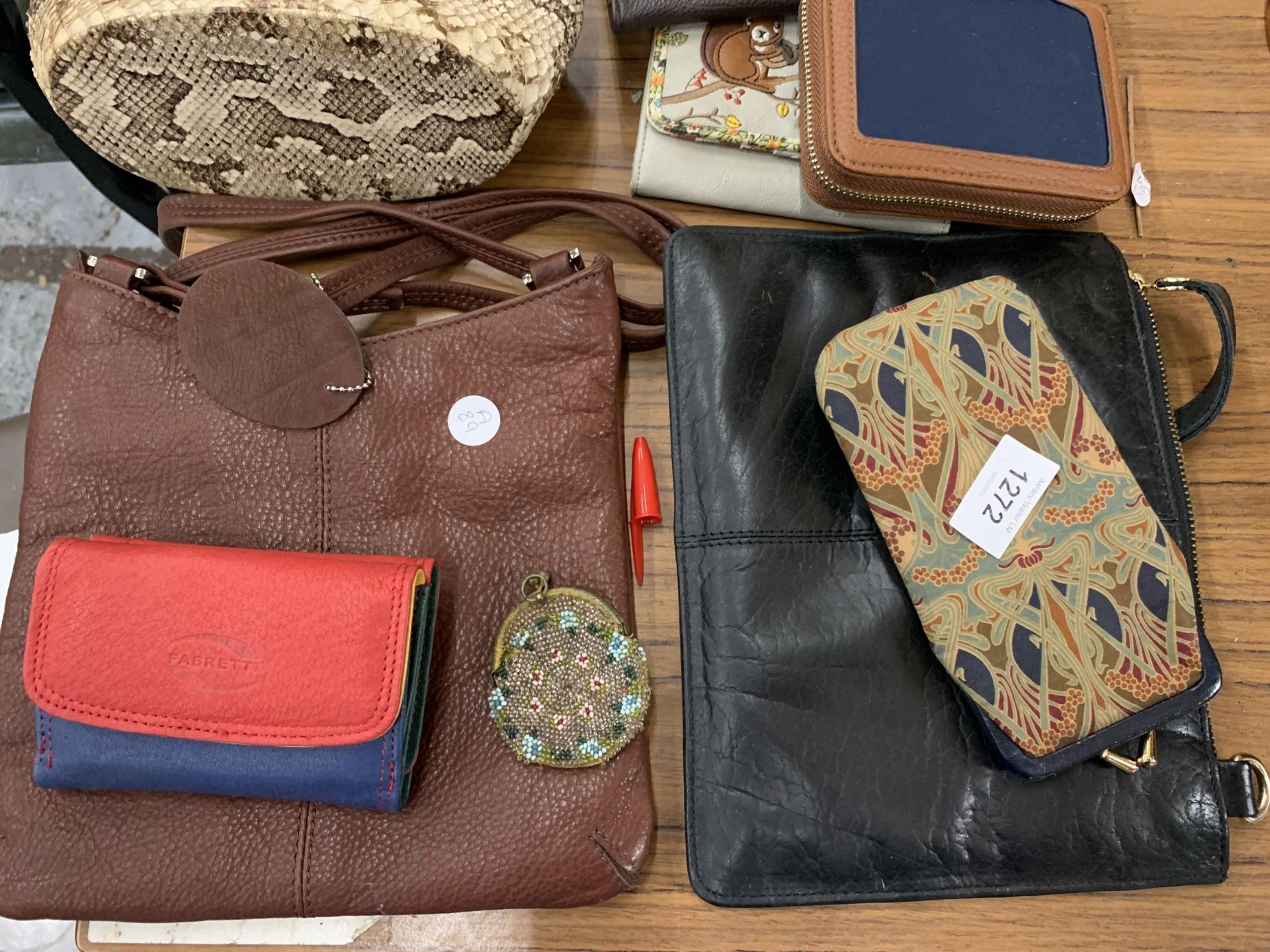 A QUANTITY OF VINTAGE LEATHER HANDBAGS AND PURSES - Image 2 of 3