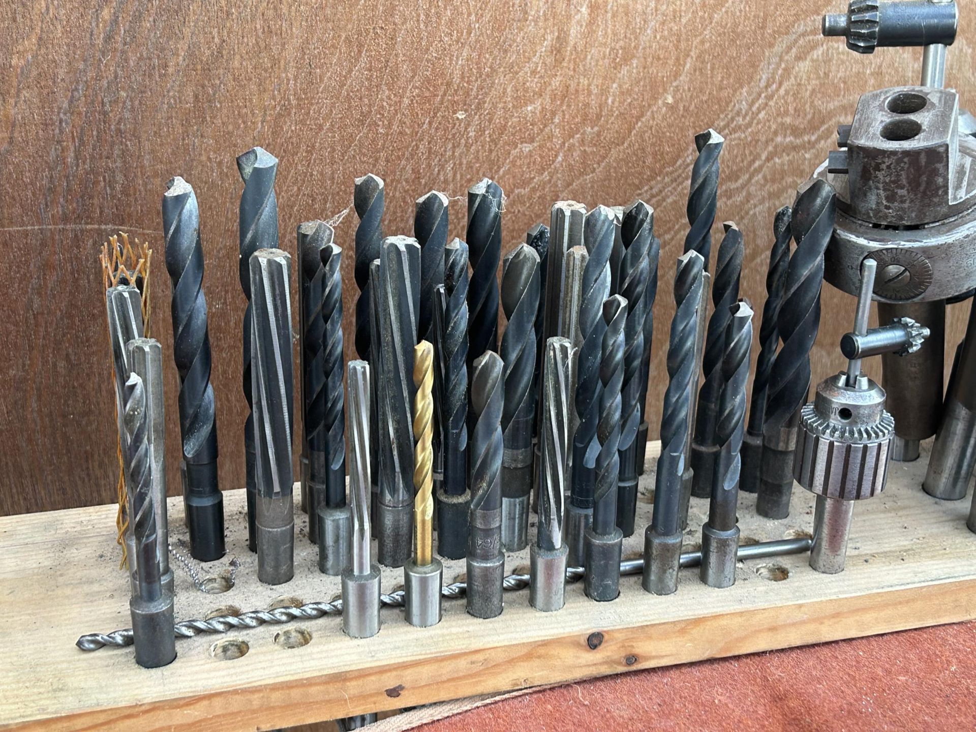 A LARGE ASSORTMENT OF DRILL BITS AND DRILL CHUCKS - Image 2 of 3