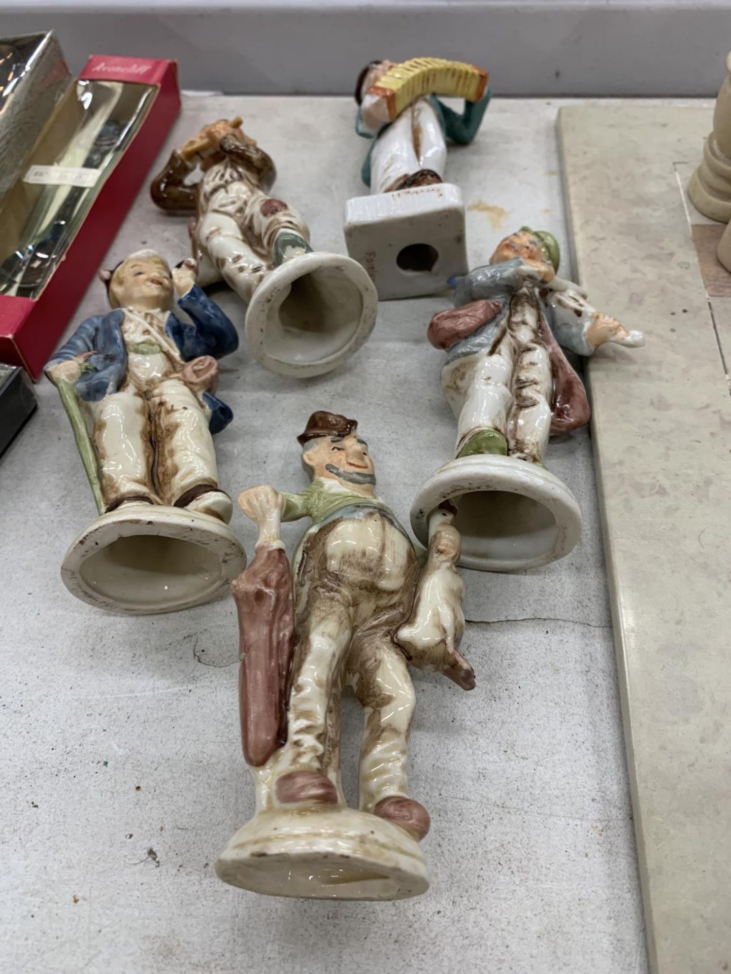 A QUANTITY OF CONTINENTAL POTTERY FIGURES - 5 IN TOTAL HEIGHT 13CM - Image 6 of 6
