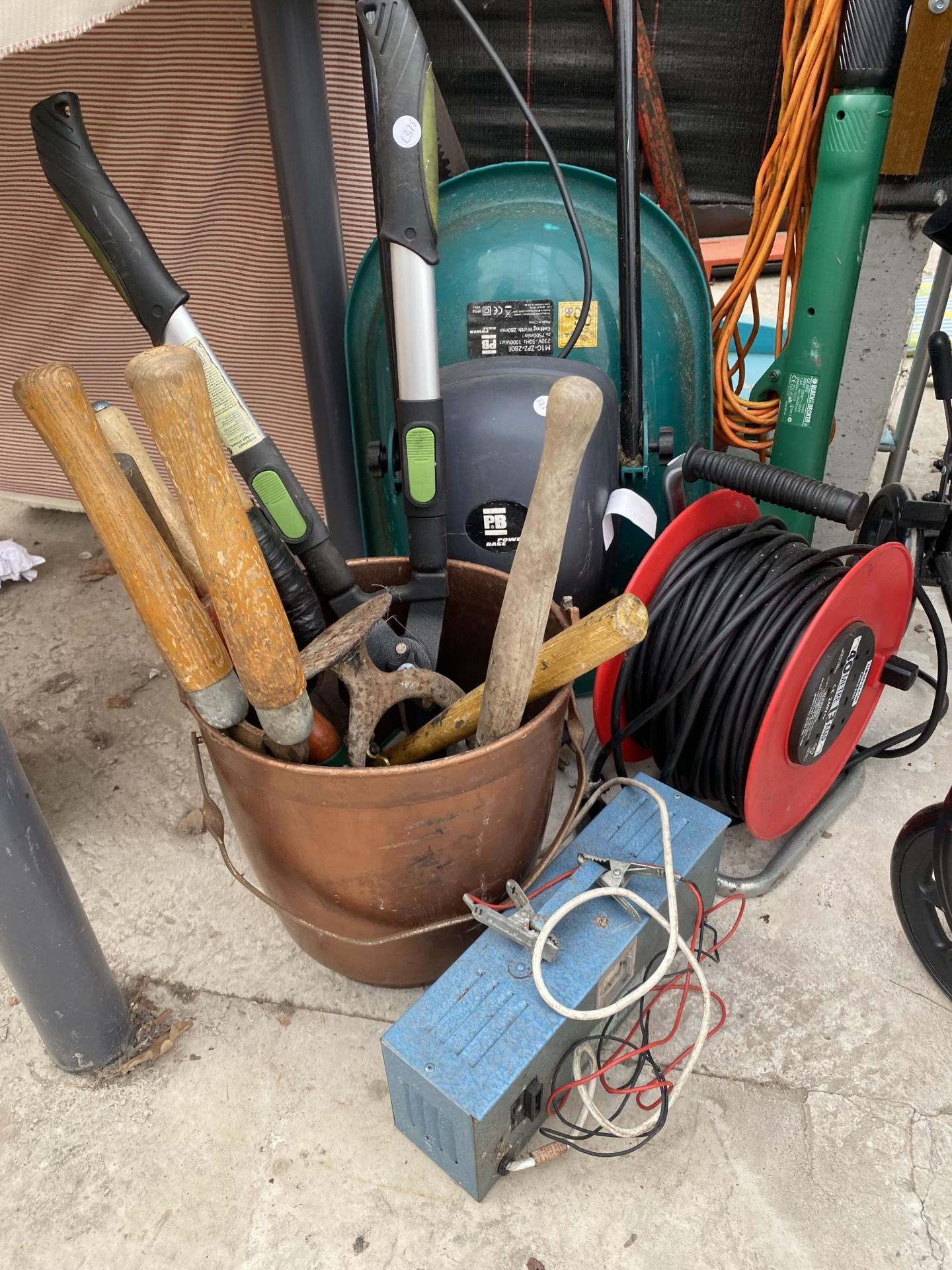 AN ASSORTMENT OF GARDEN TOOLS TO INCLUDE A HOVVER MOWER, A GRASS STRIMMER AND AN EXTENSION LEAD ETC - Image 2 of 4