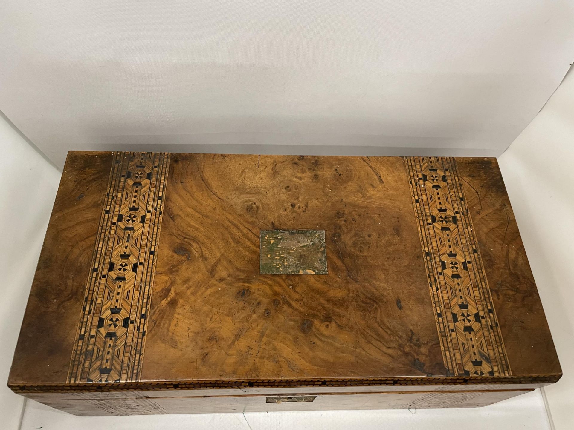 A VICTORIAN WALNUT INLAID WRITING SLOPE WITH RED VELVET SLOPE, 49 X 25 X 18CM - Image 2 of 4