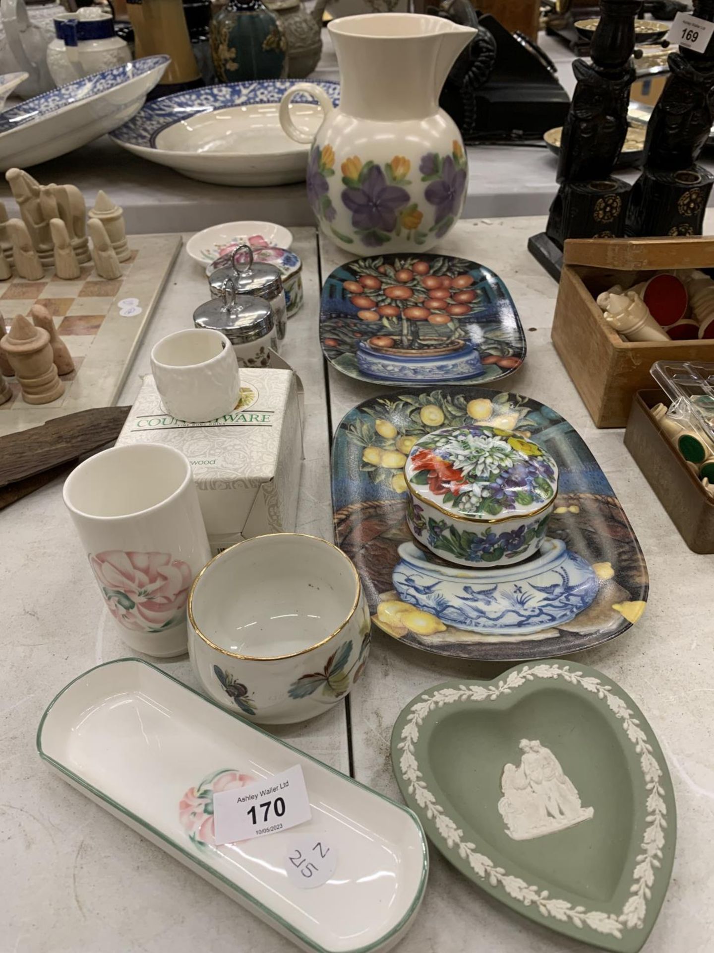 A QUATITY OF CERAMIC ITEMS TO INCLUDE ROYAL WORCESTER EGG CODDLERS, COLLECTABLE PLATES, WEDGWOOD
